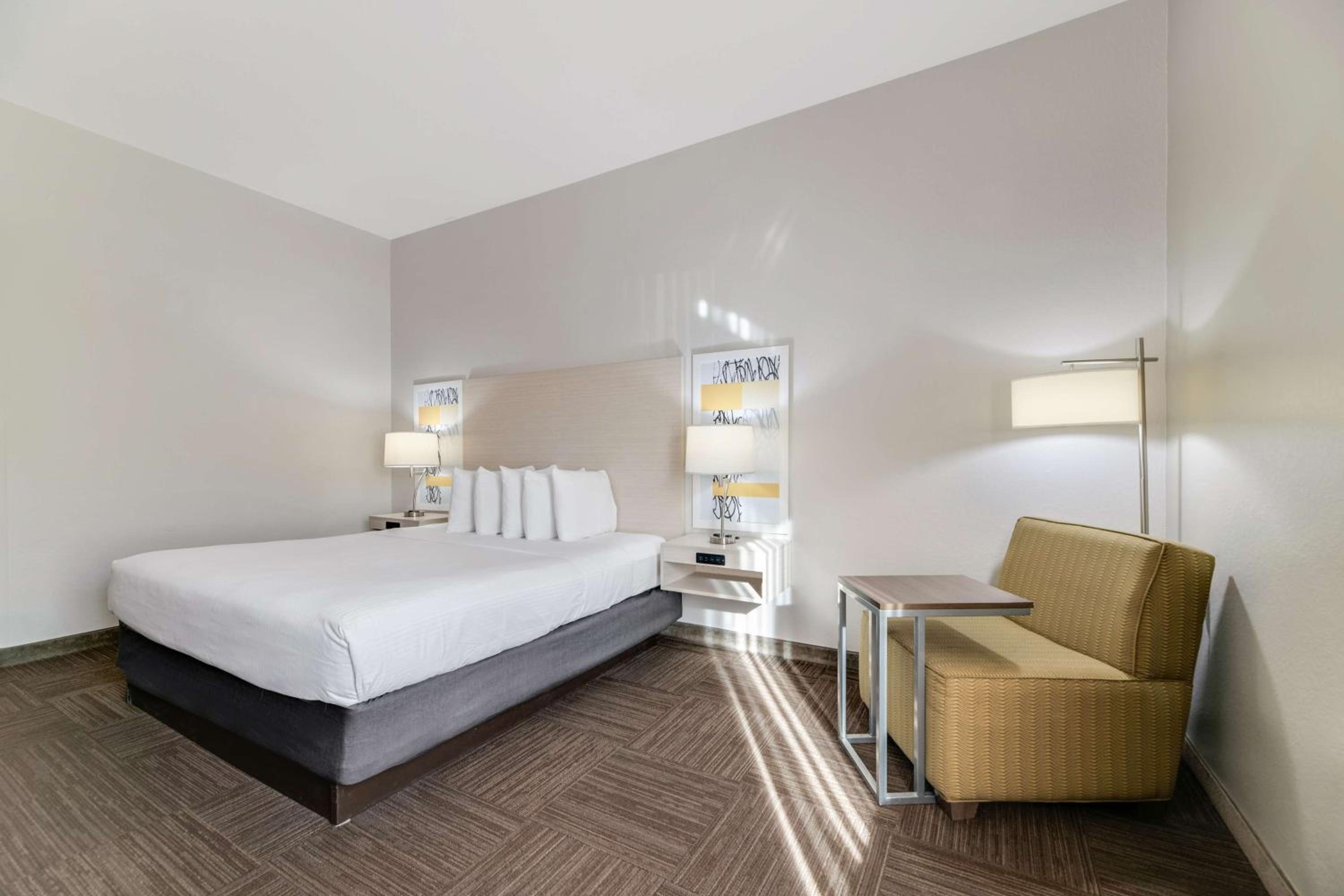 Standard King Room - Photo 3