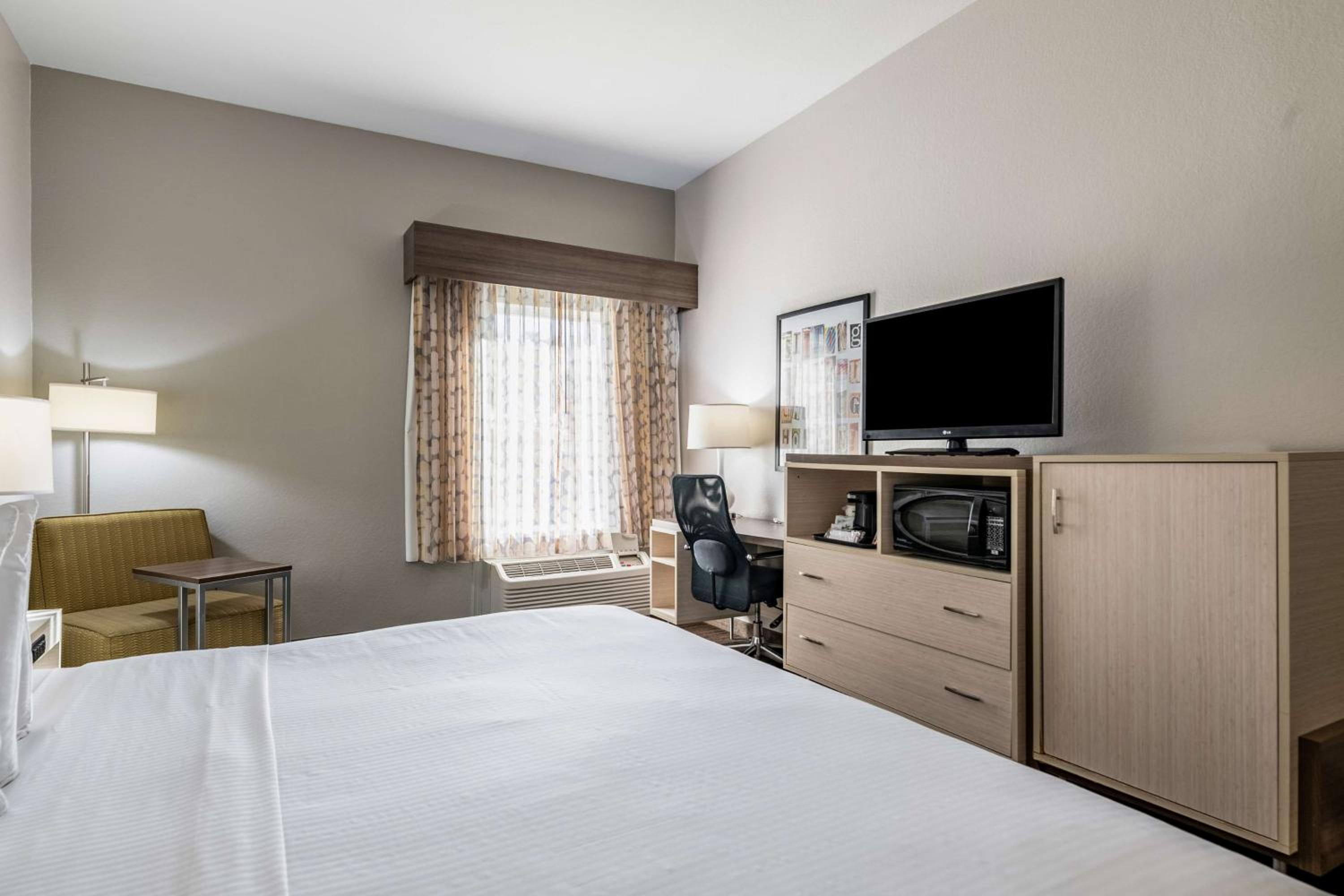 Standard King Room - Photo 5