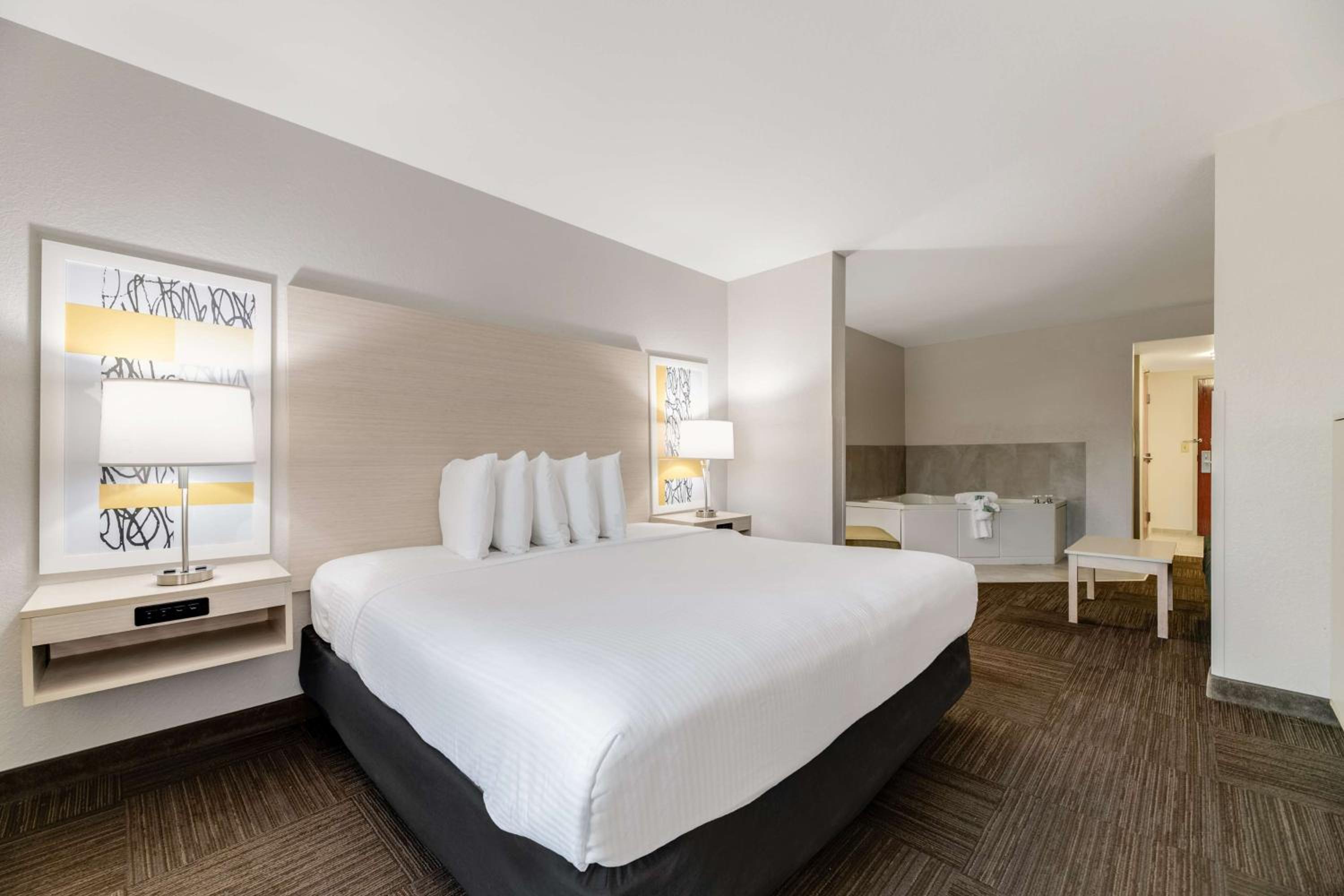King Suite With Spa Bath - Photo 4