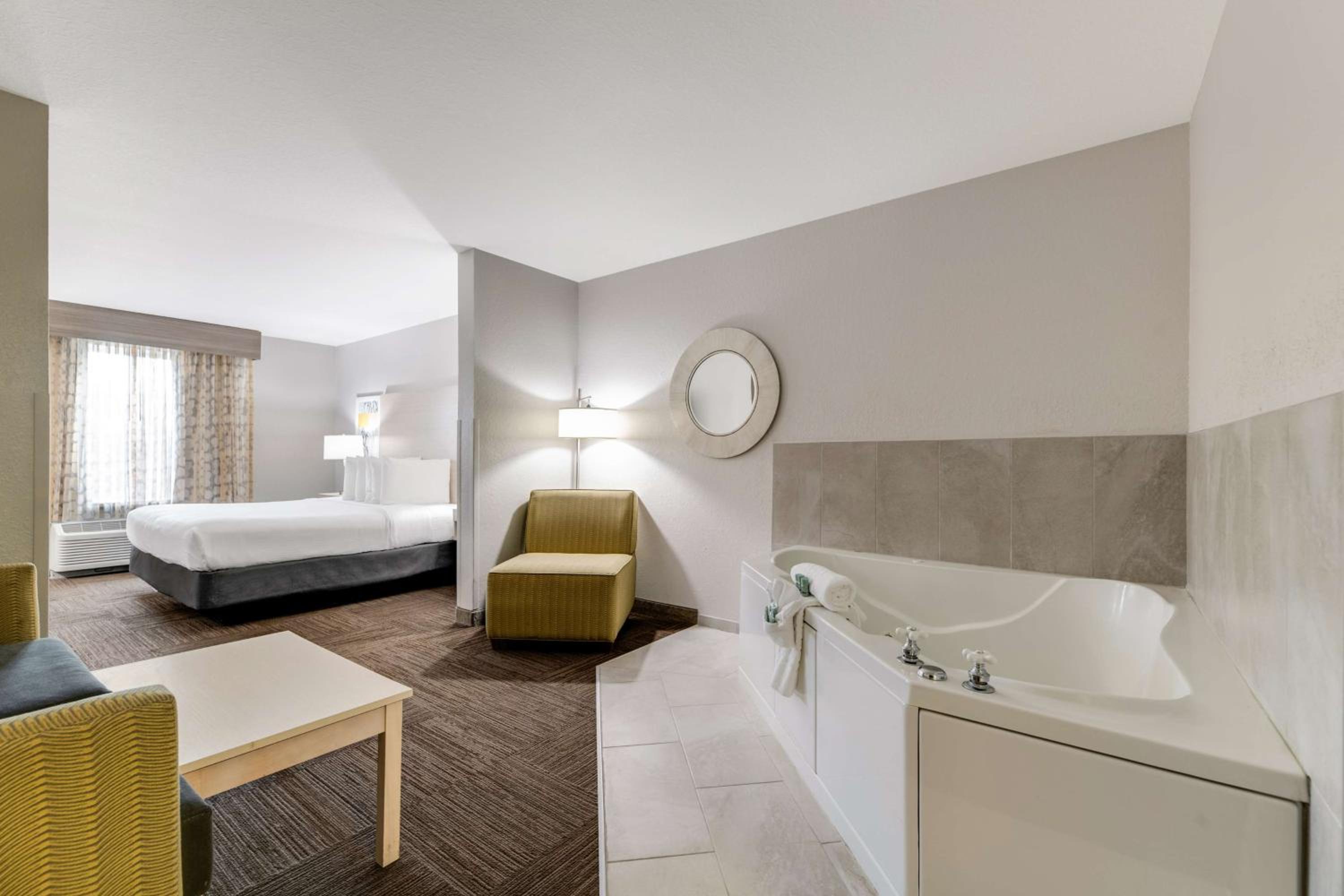 King Suite With Spa Bath - Photo 3