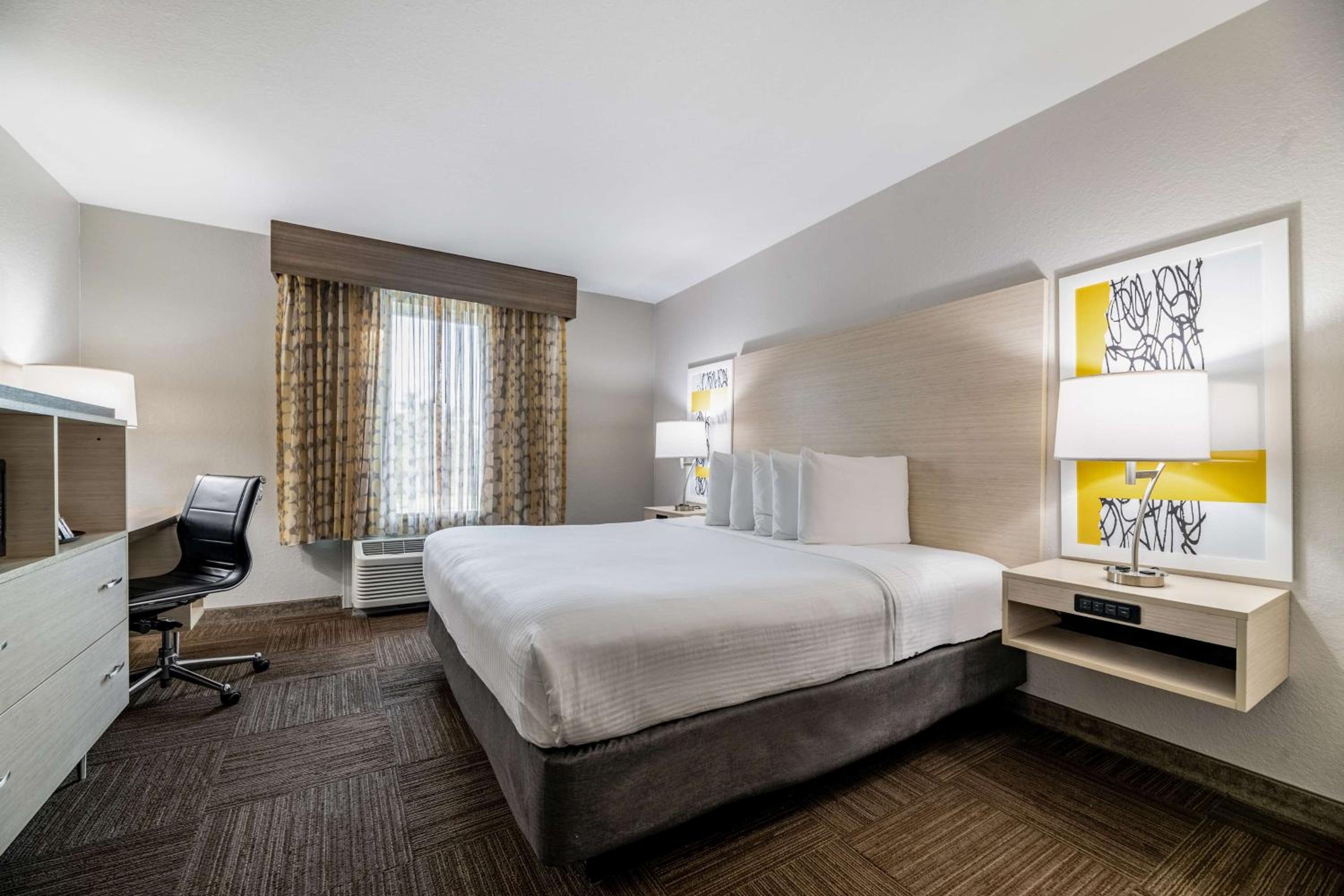 King Suite With Spa Bath - Photo 2