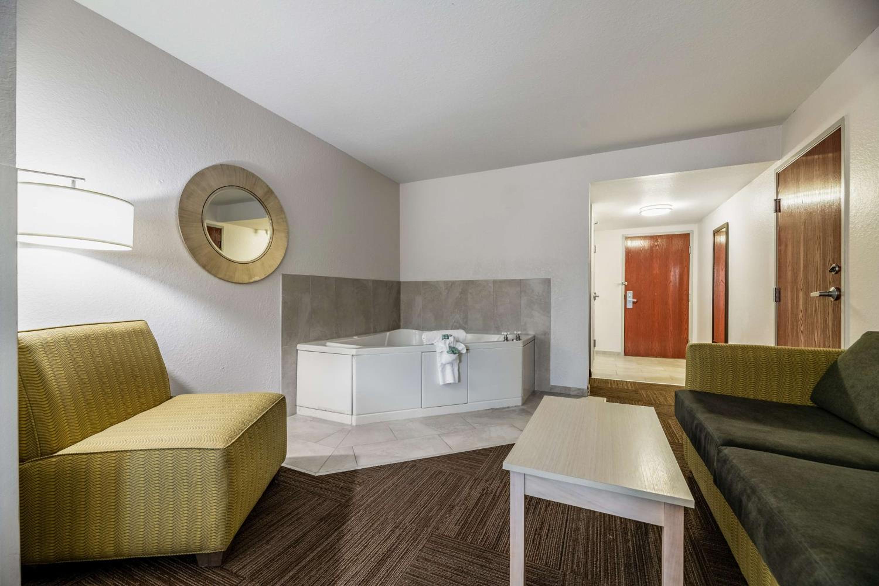King Suite With Spa Bath - Photo 8