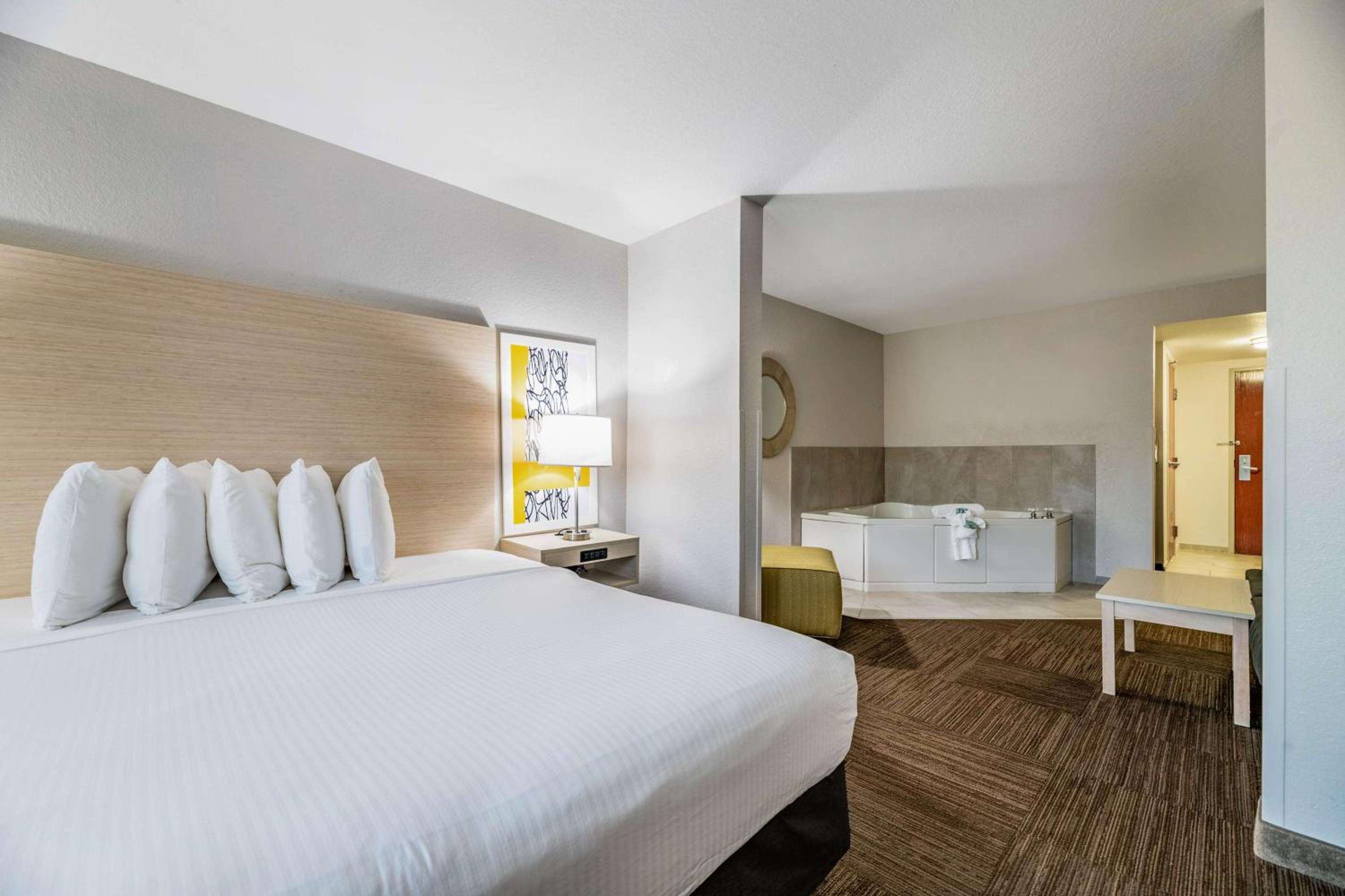 King Suite With Spa Bath - Photo 7