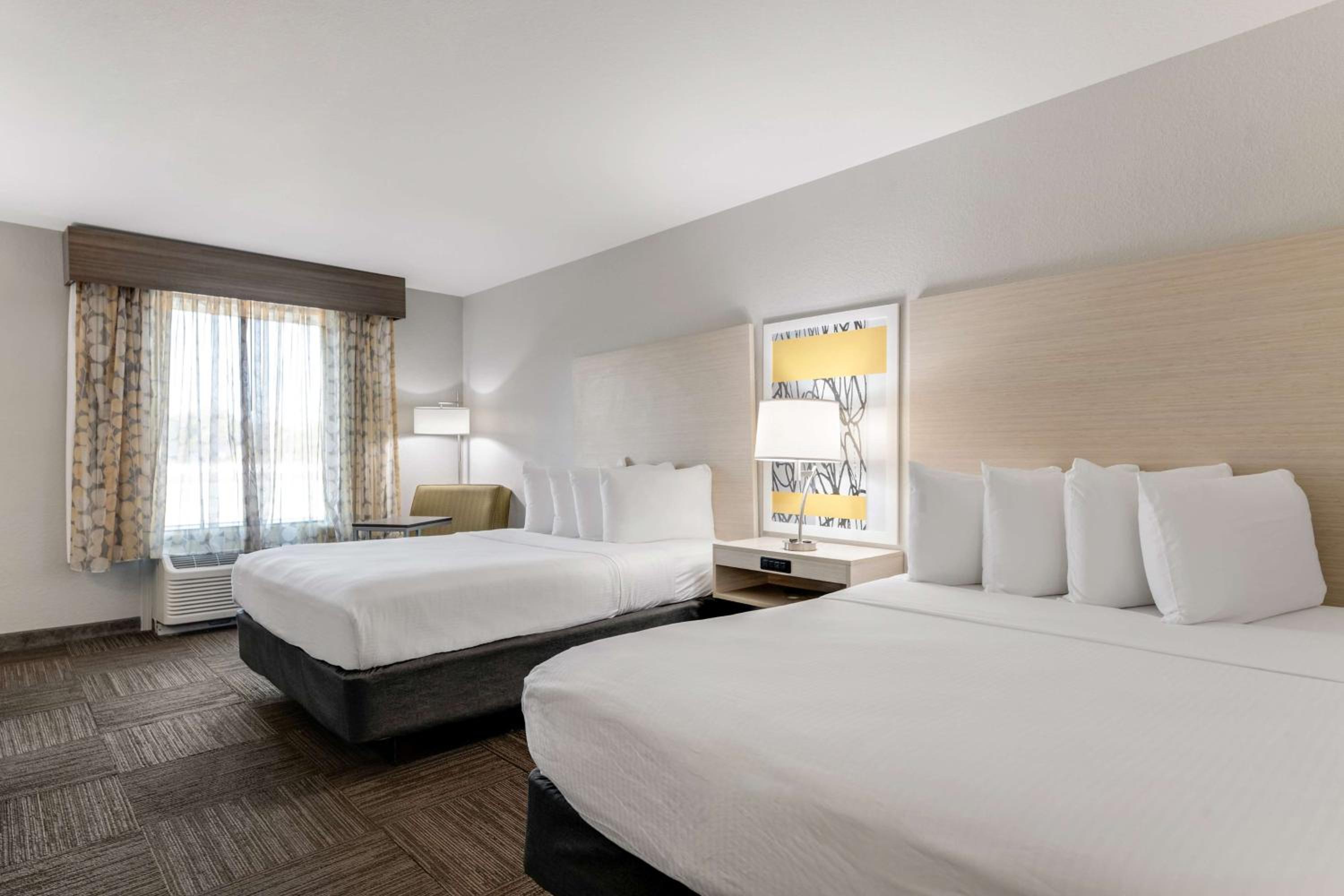 Queen Room with Two Queen Beds - Non-Smoking - Photo 1