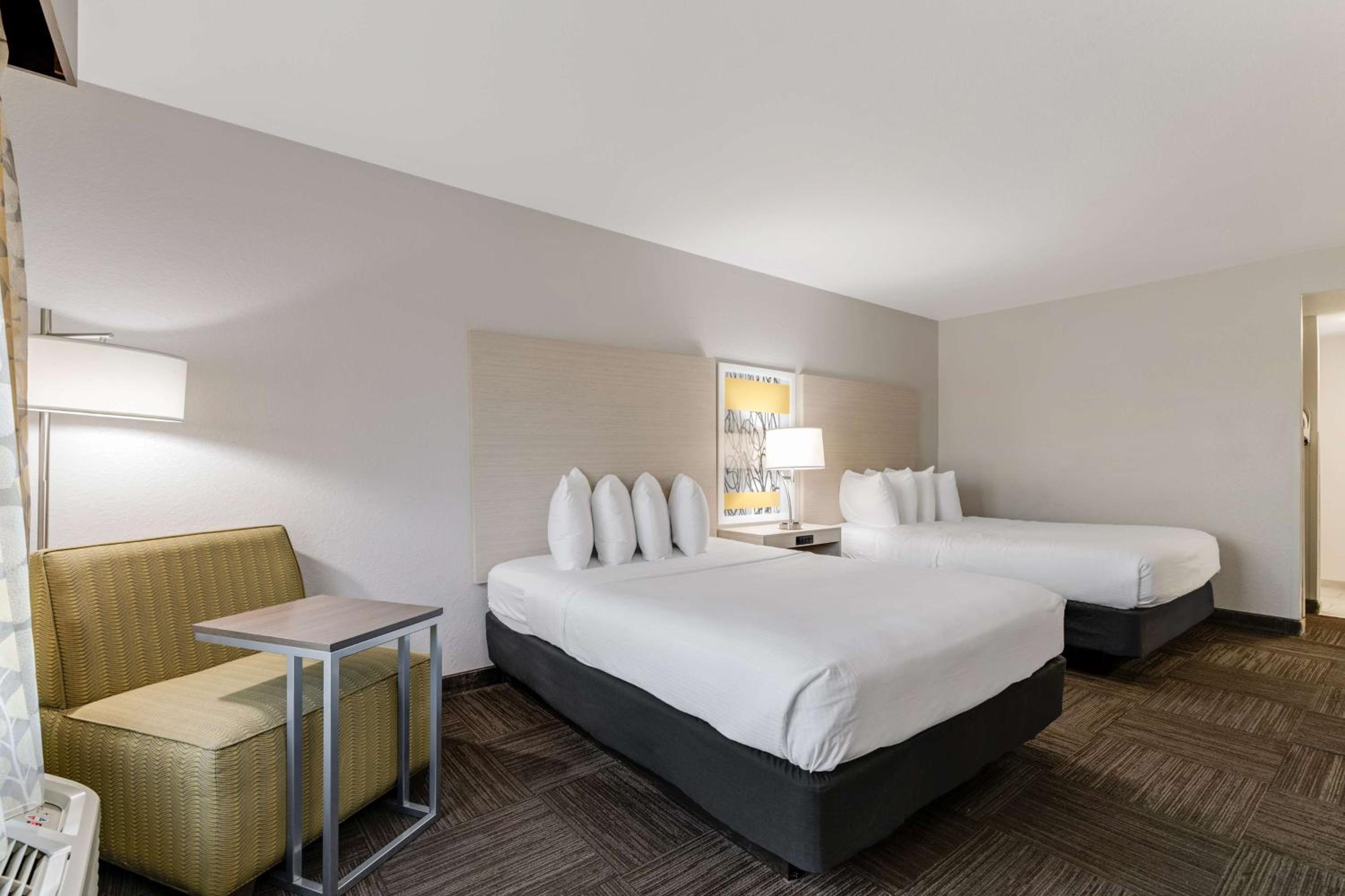 Queen Room with Two Queen Beds - Non-Smoking - Photo 3