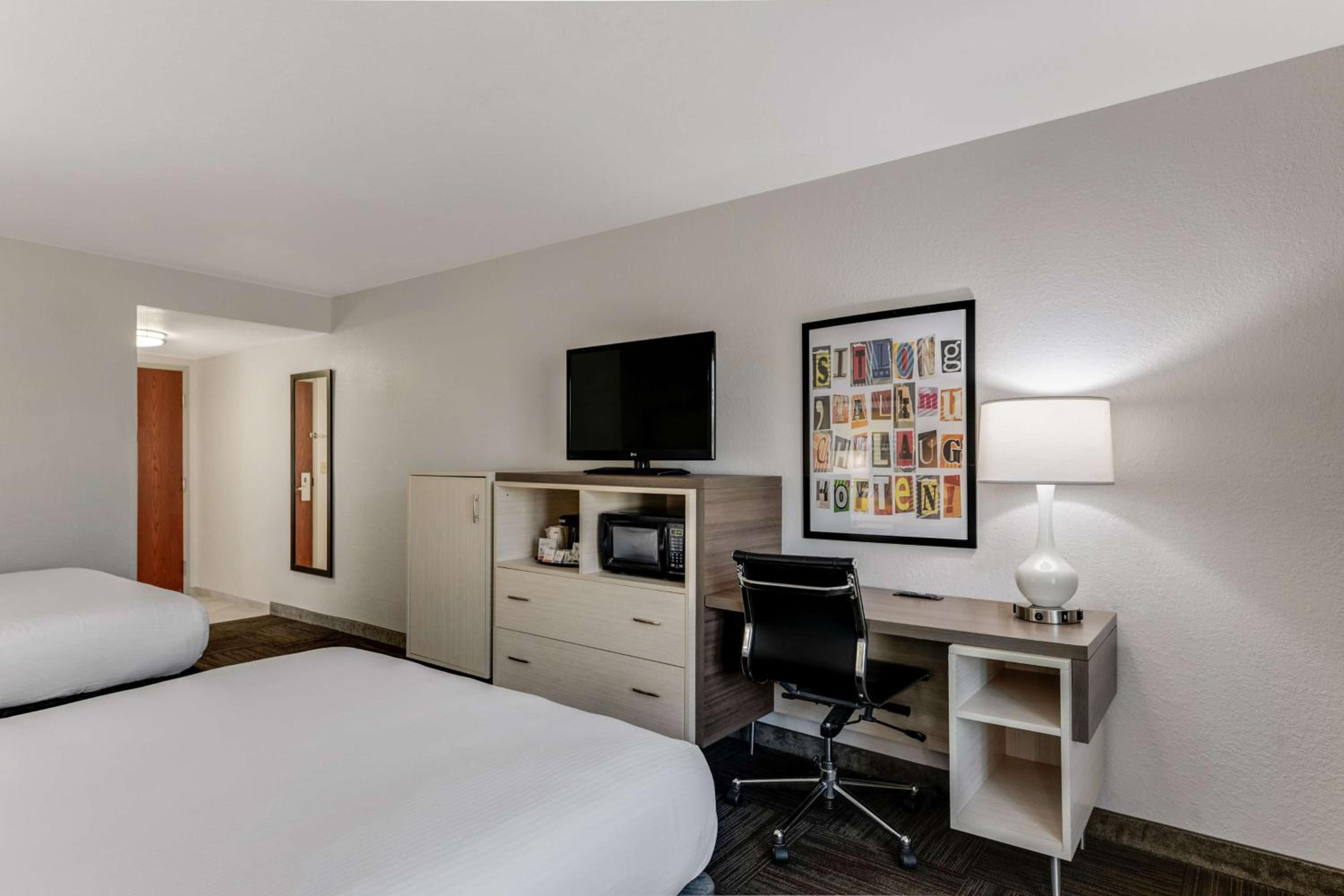 Queen Room with Two Queen Beds - Non-Smoking - Photo 2