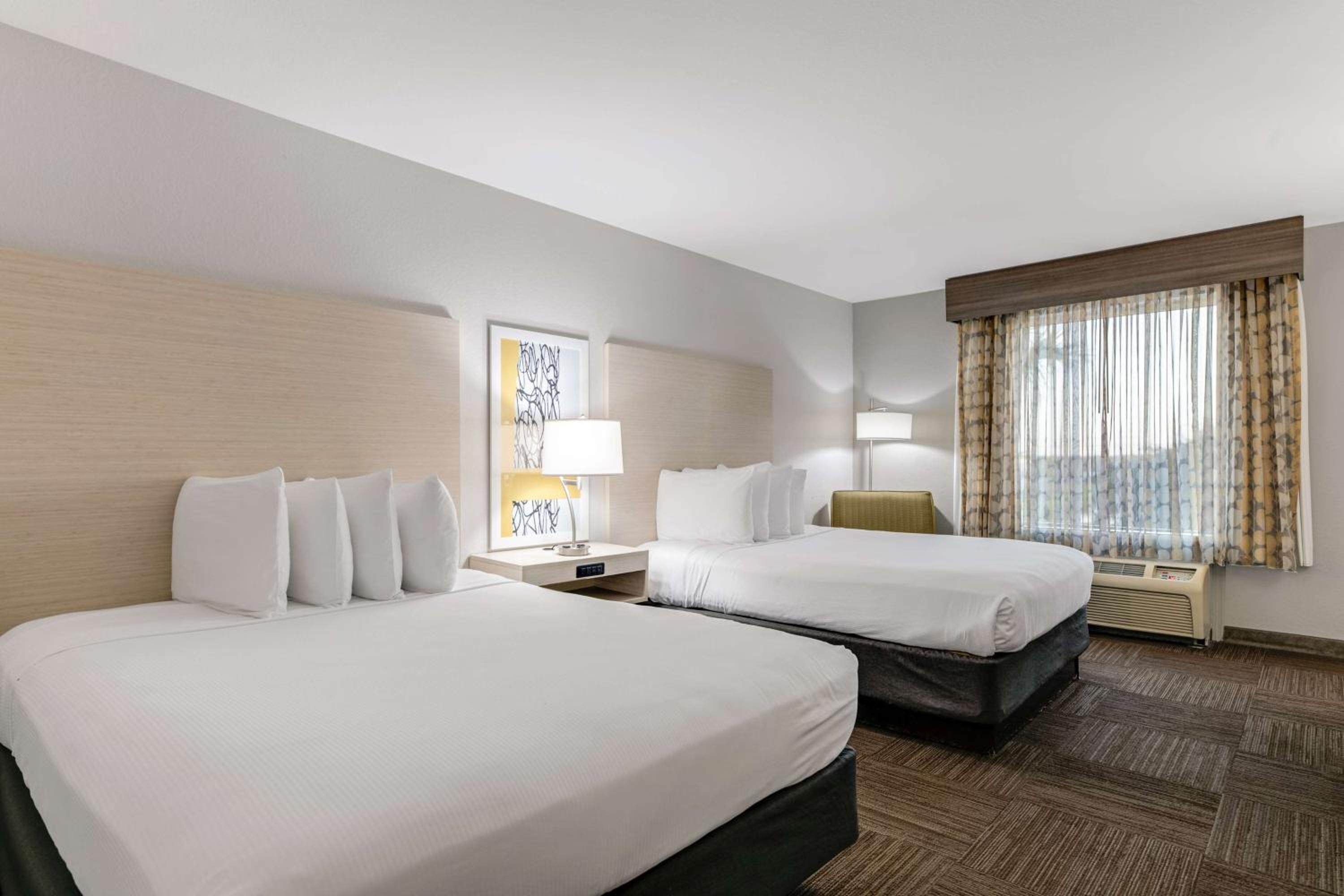 Queen Room with Two Queen Beds - Non-Smoking - Photo 6
