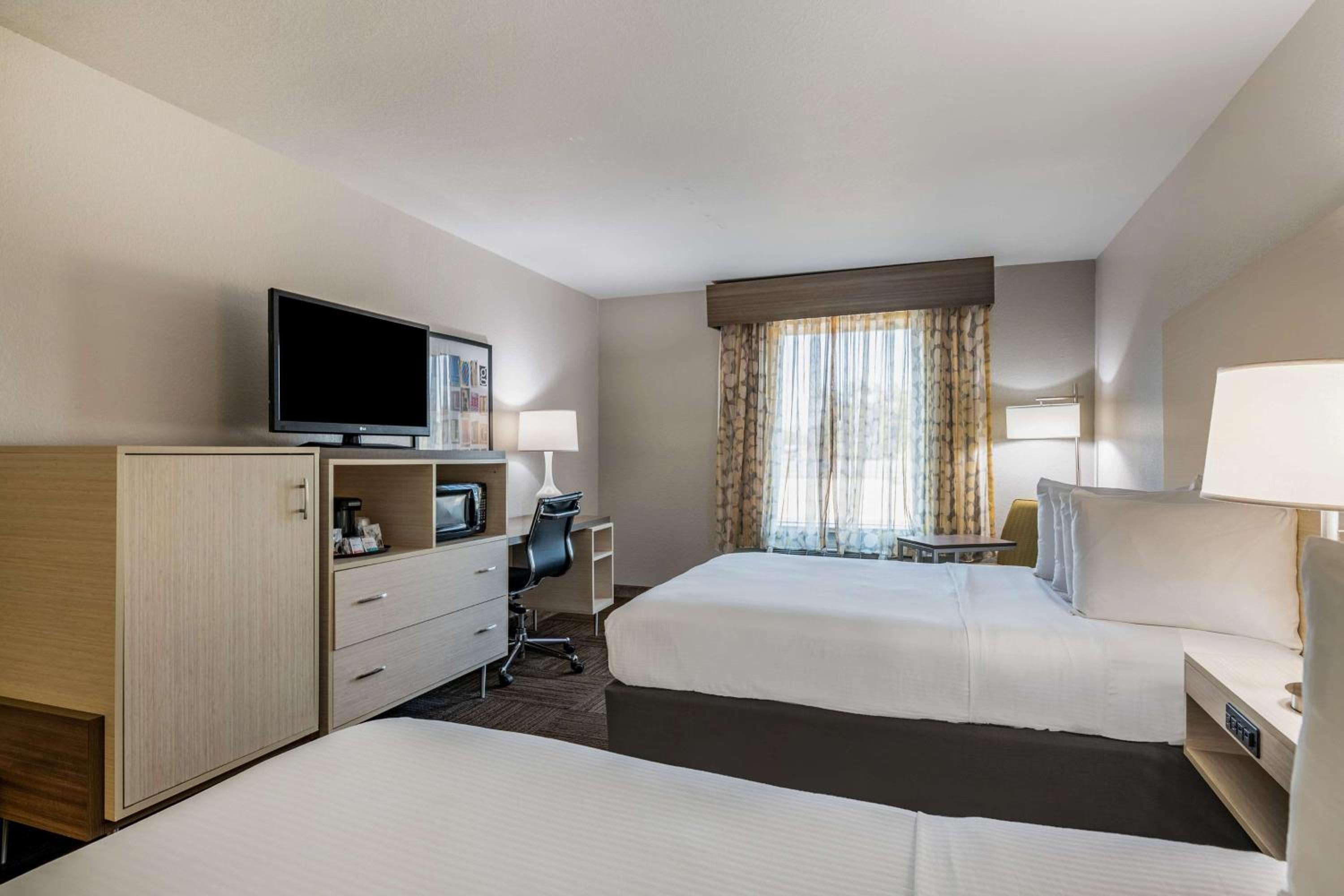 Queen Room with Two Queen Beds - Non-Smoking - Photo 5