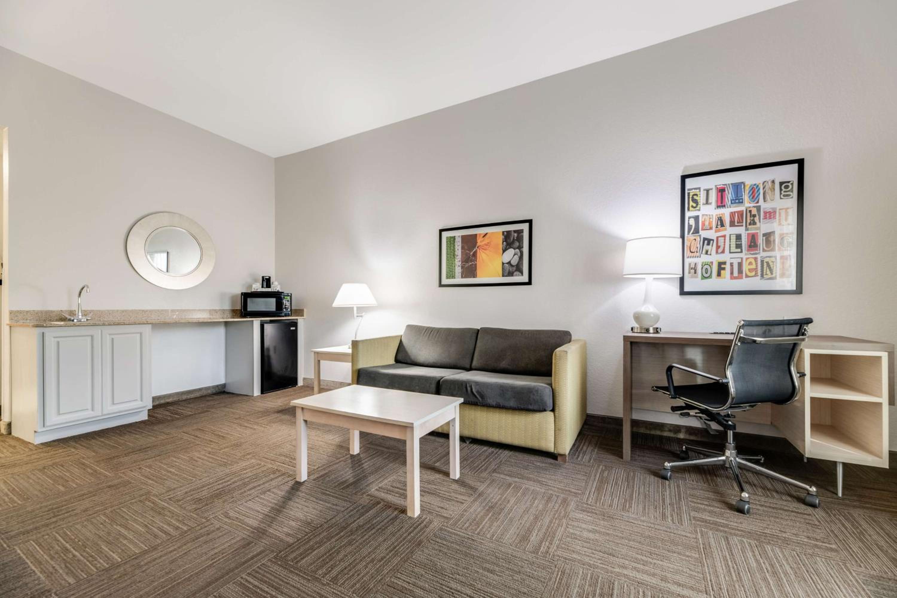 Deluxe King Suite with Sofa Bed - Photo 6