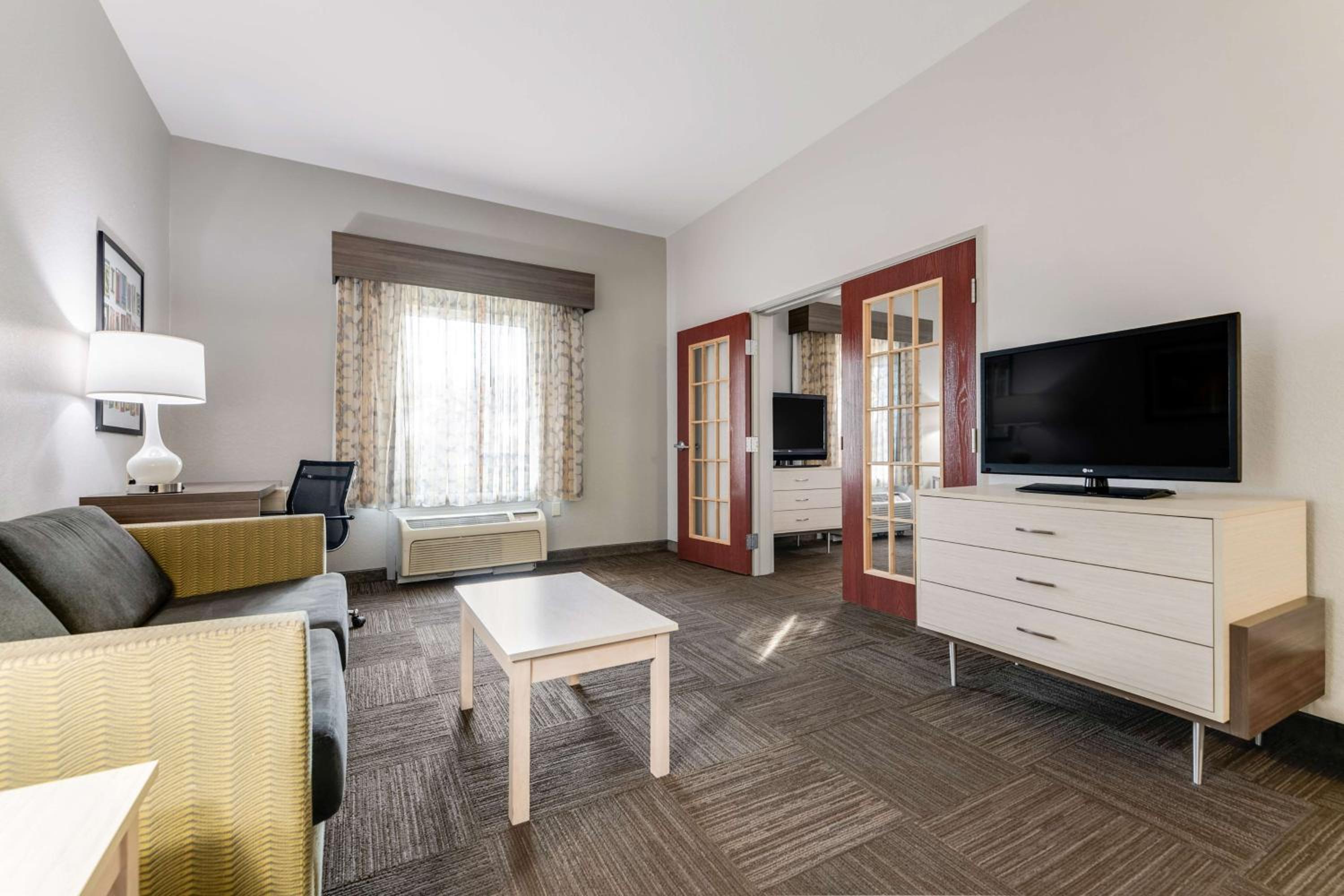Deluxe King Suite with Sofa Bed - Photo 4