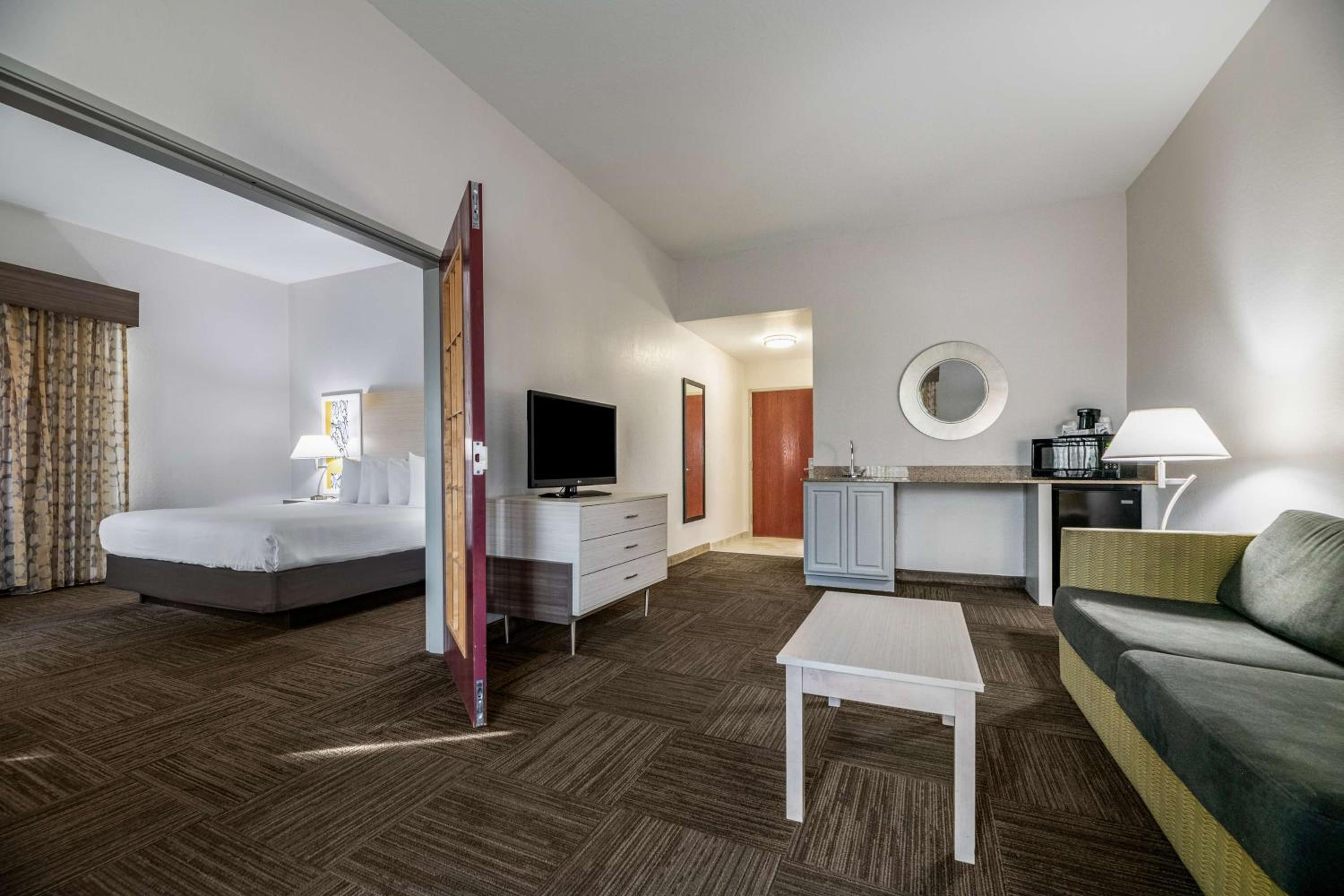 Deluxe King Suite with Sofa Bed - Photo 3