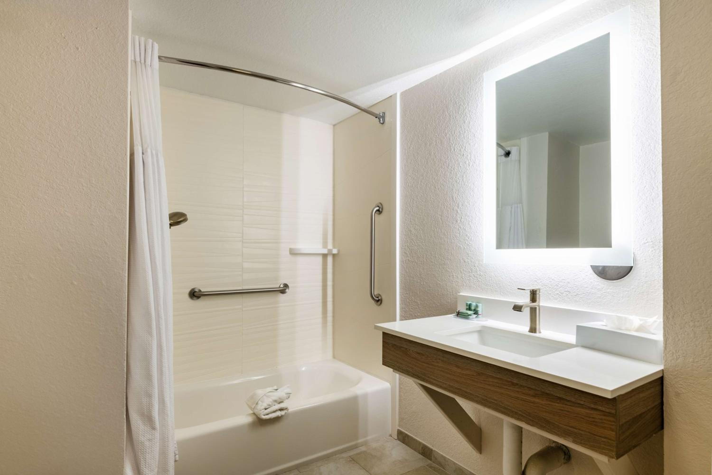 King Suite With Spa Bath - Photo 5