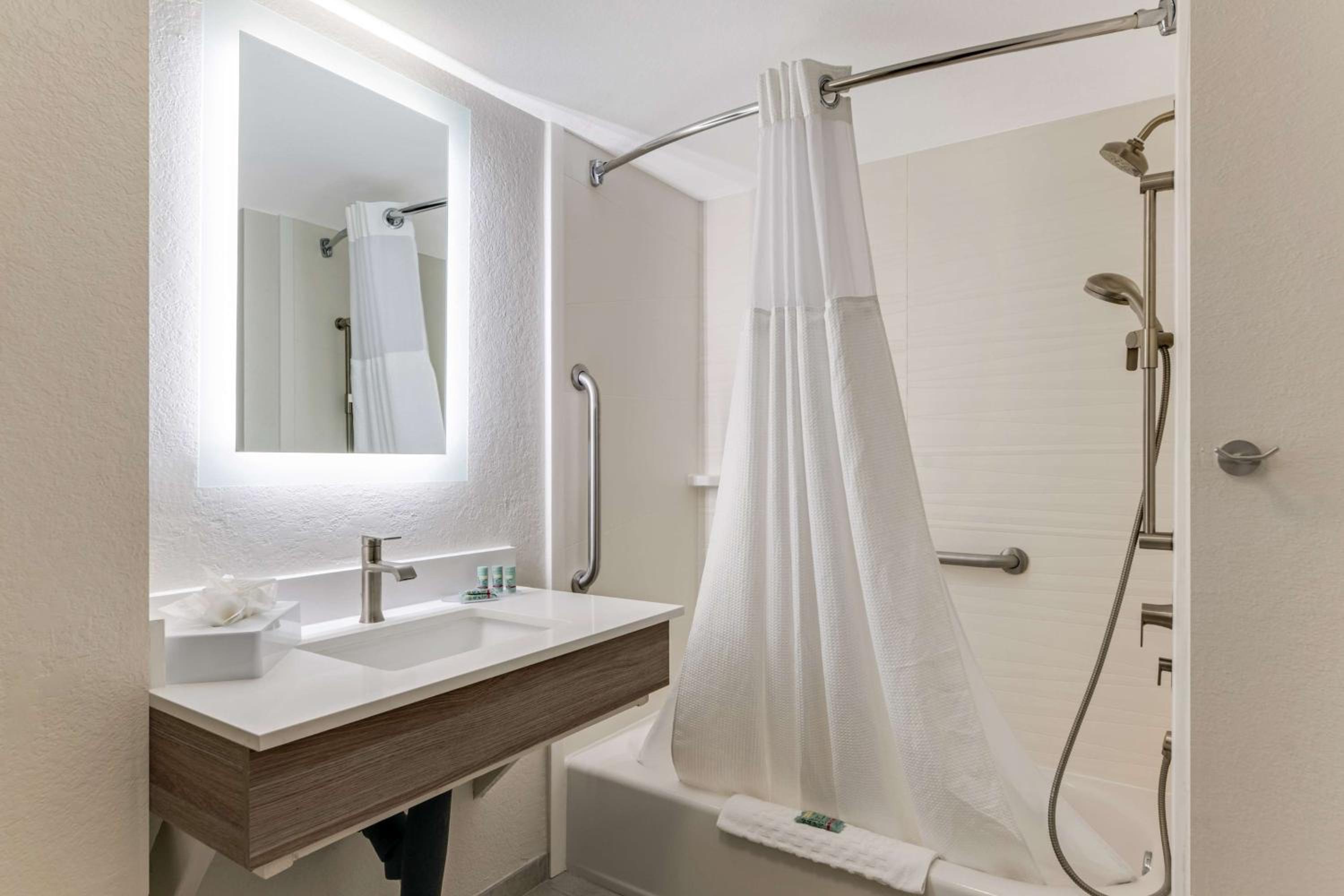 King Suite - Disability Access/Non-Smoking - Photo 3