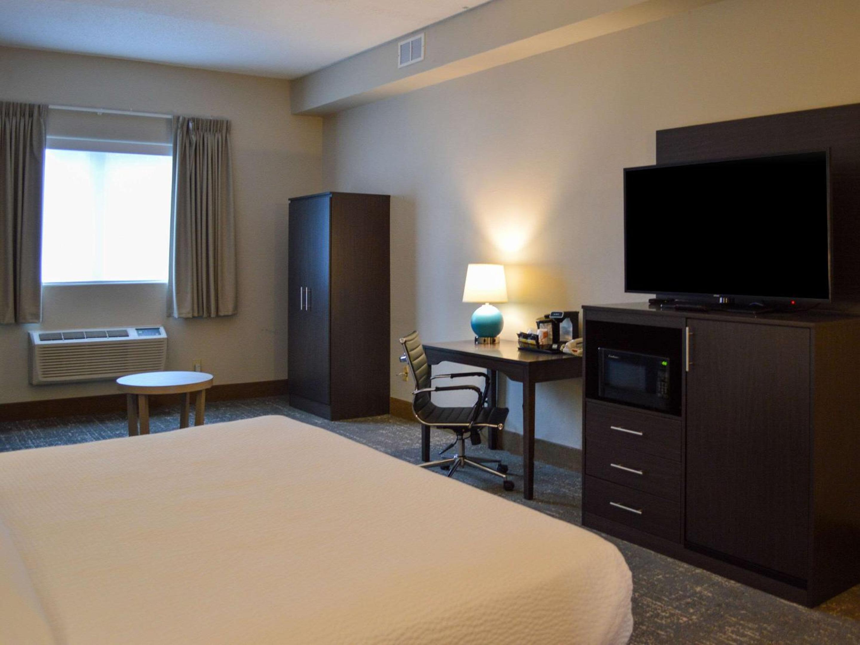 King Suite with Roll-In Shower - Accessible/Non-Smoking photo 2