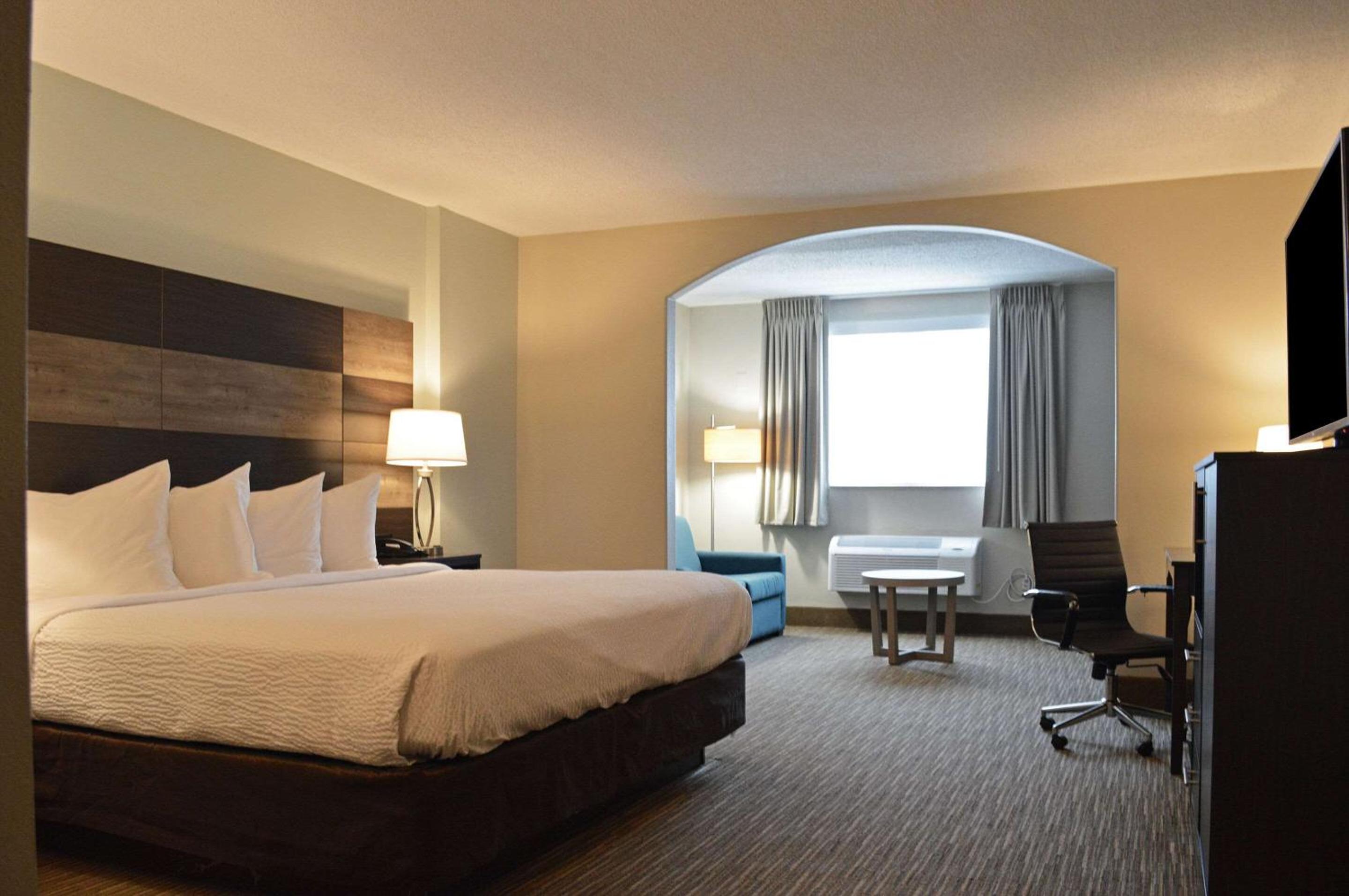 King Suite - Non-Smoking - Photo 3
