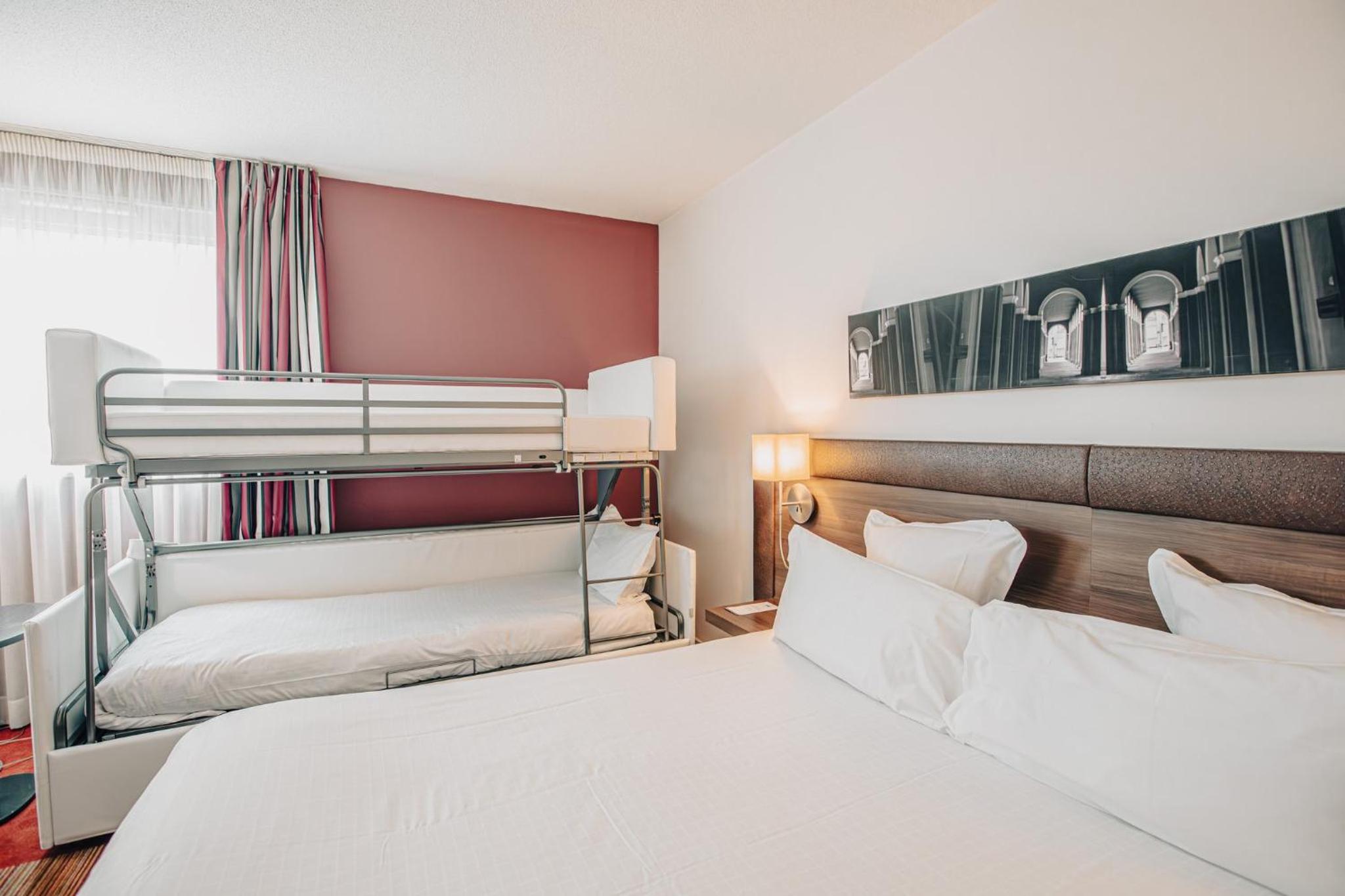 Standard Queen Room photo 2