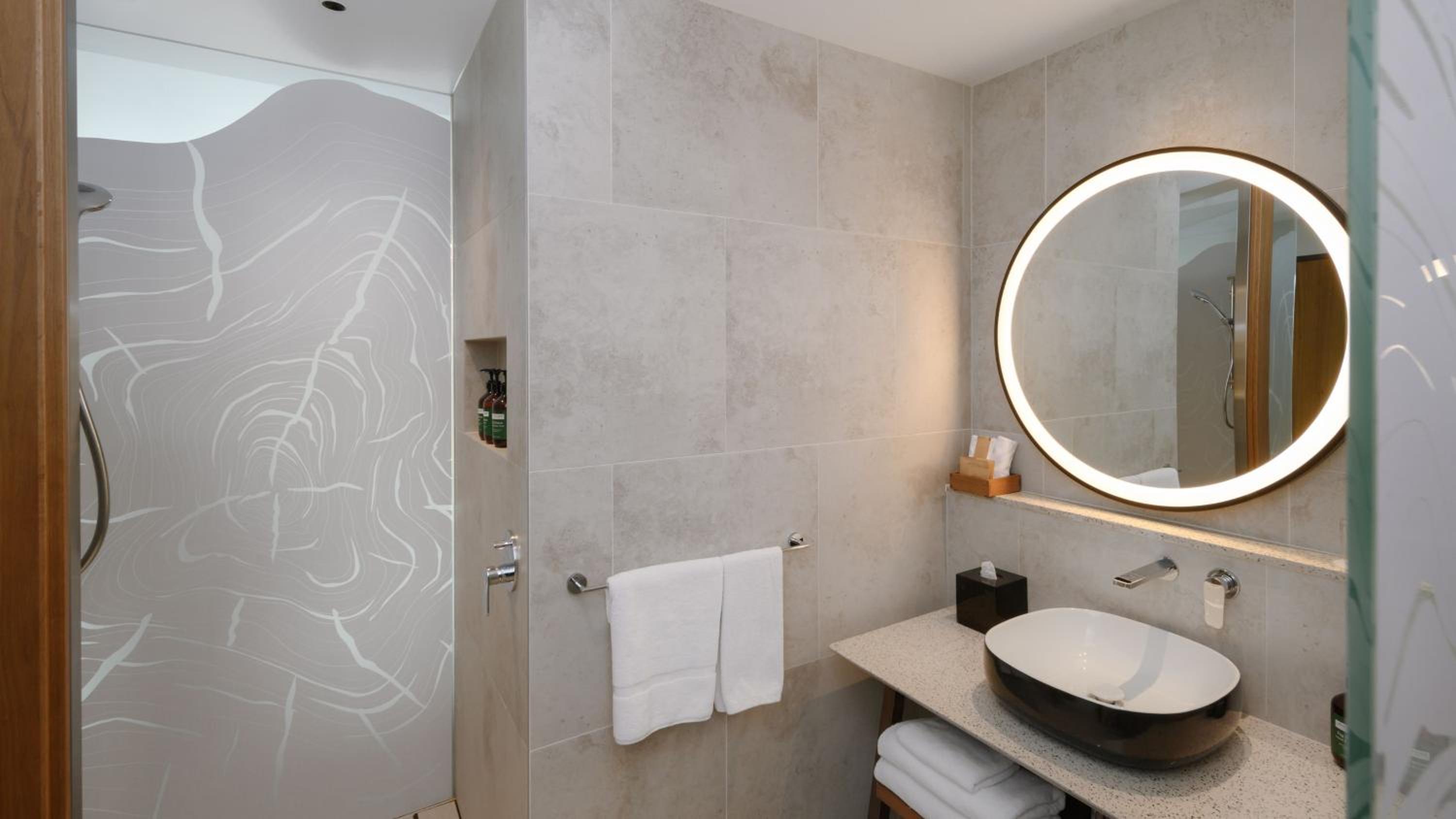 Standard King Room with Lounge Access - Photo 7