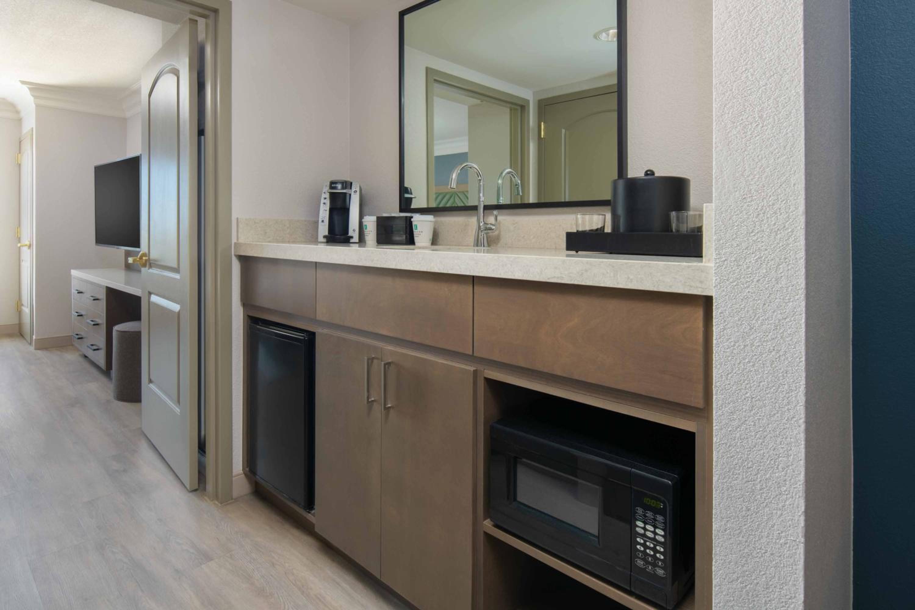 Two-Room King Suite with City View - Photo 4