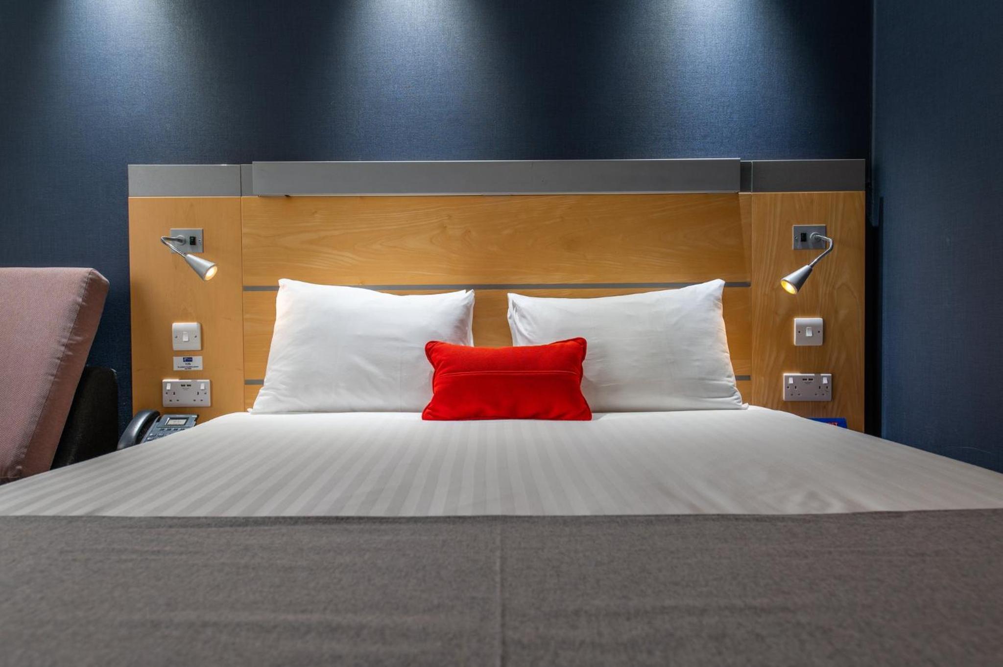 Standard Double Room with Single Sofa Bed and Free Hot Breakfast photo 3