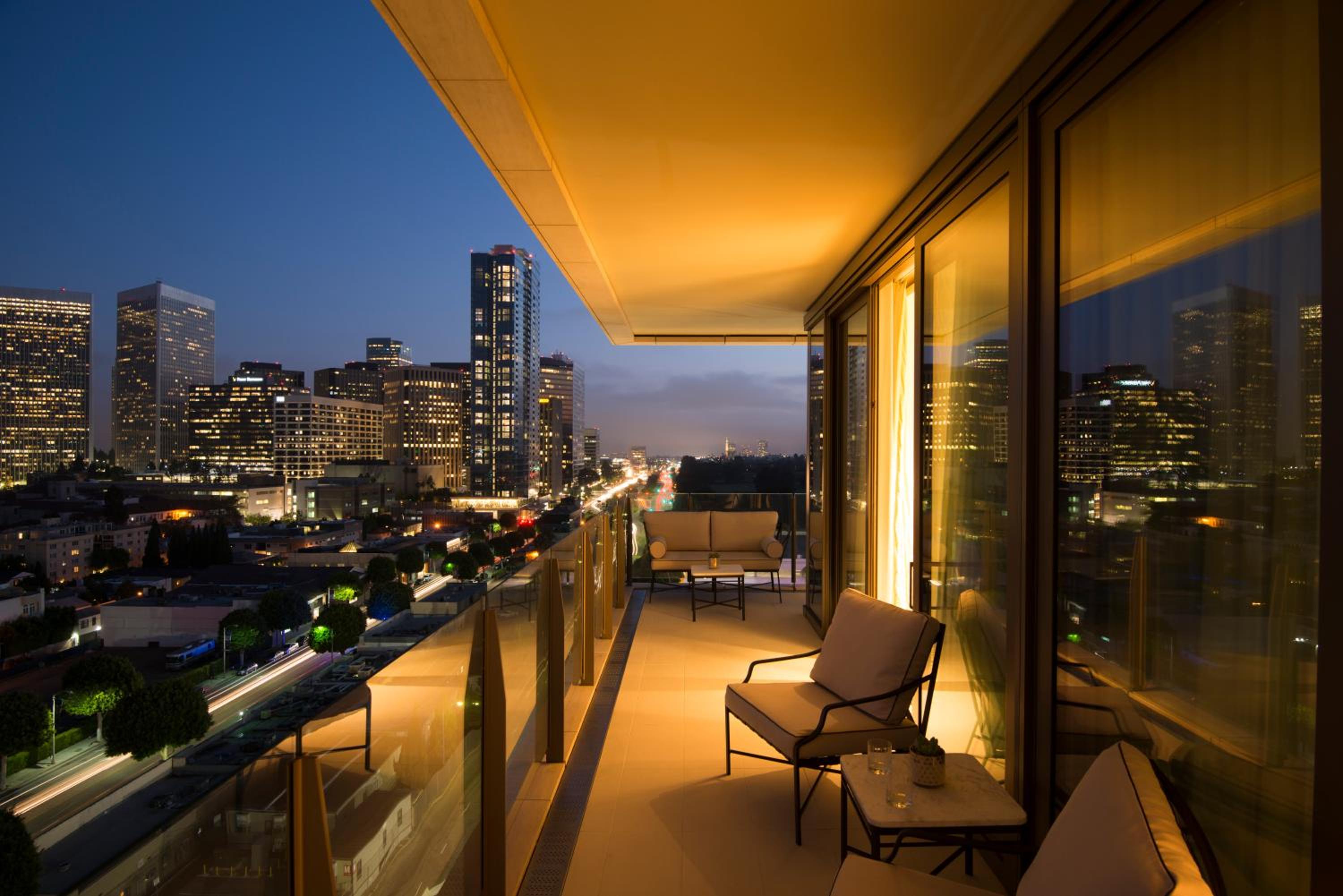 Deluxe Corner Junior Suite with Terrace and View - High Floor