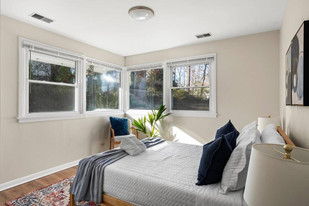 Three-Bedroom House photo 3