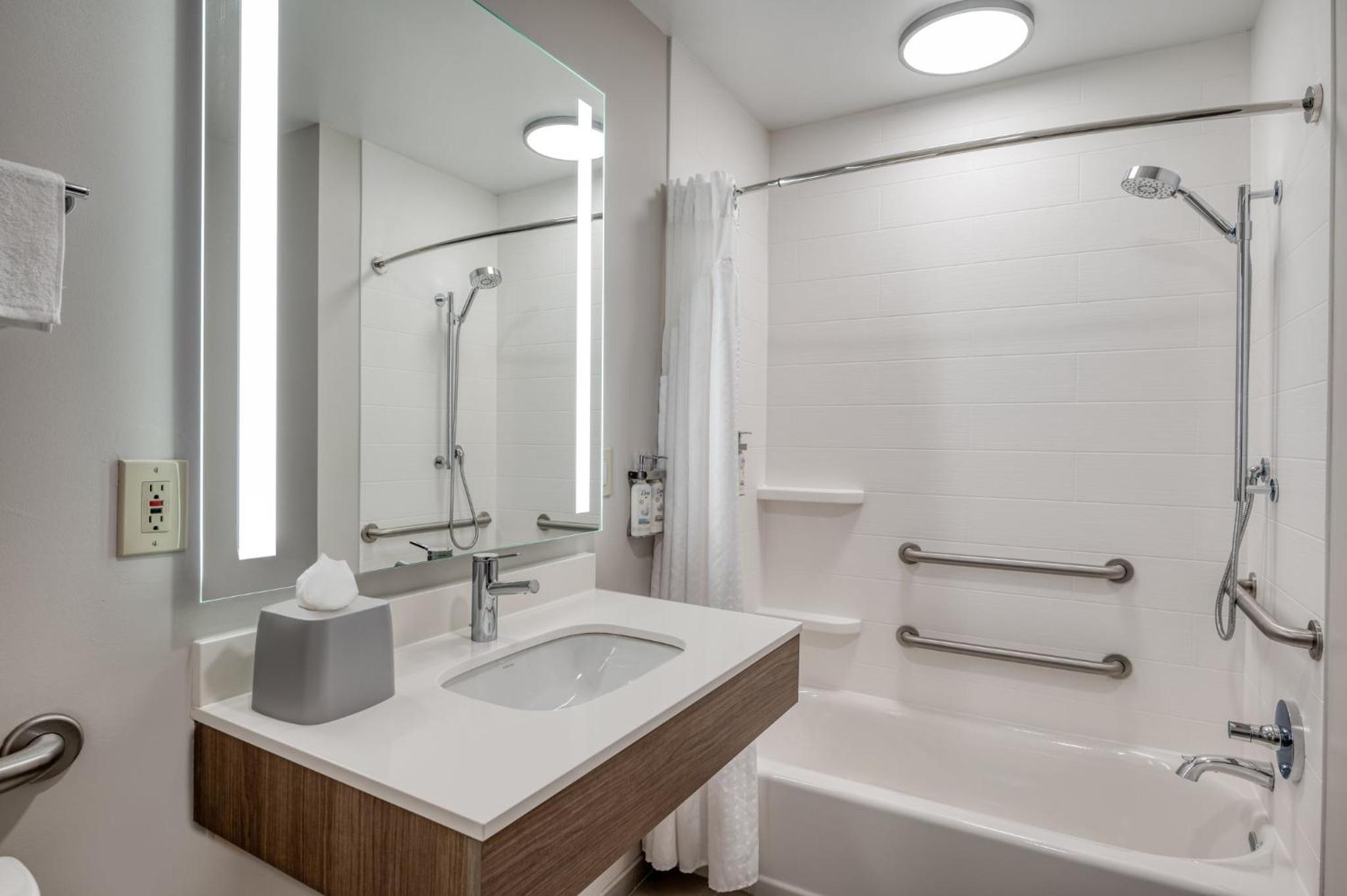 King Room - Mobility Access/Hearing Accessible - Photo 2