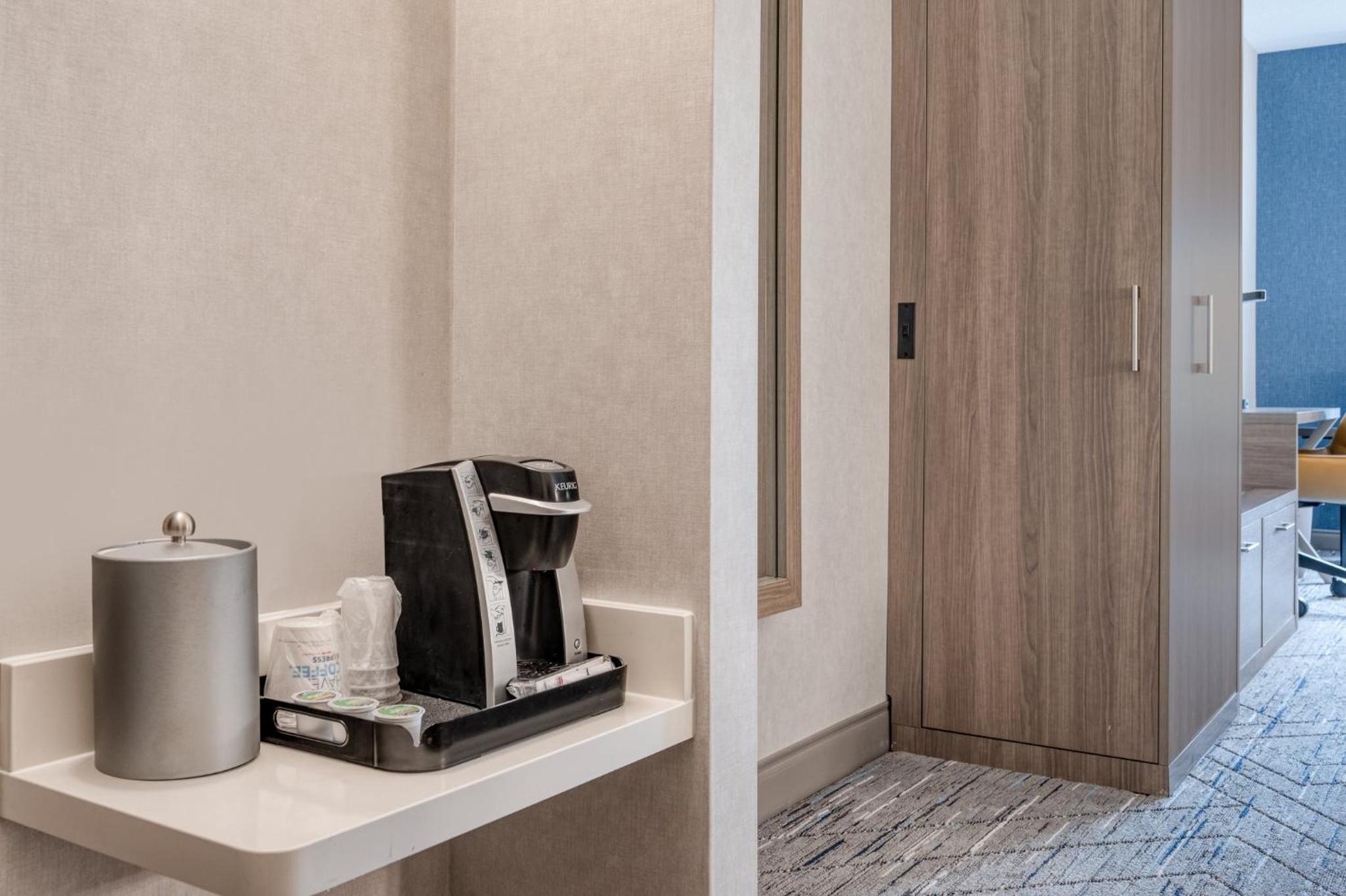 King Room - Mobility Access/Hearing Accessible - Photo 3