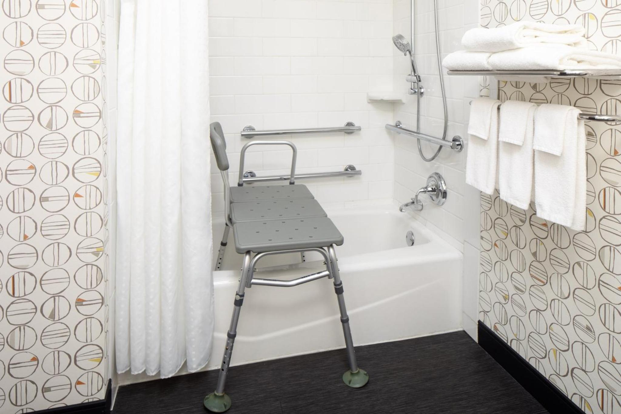 Double Room with Bath Tub - Disability Access  - Photo 5
