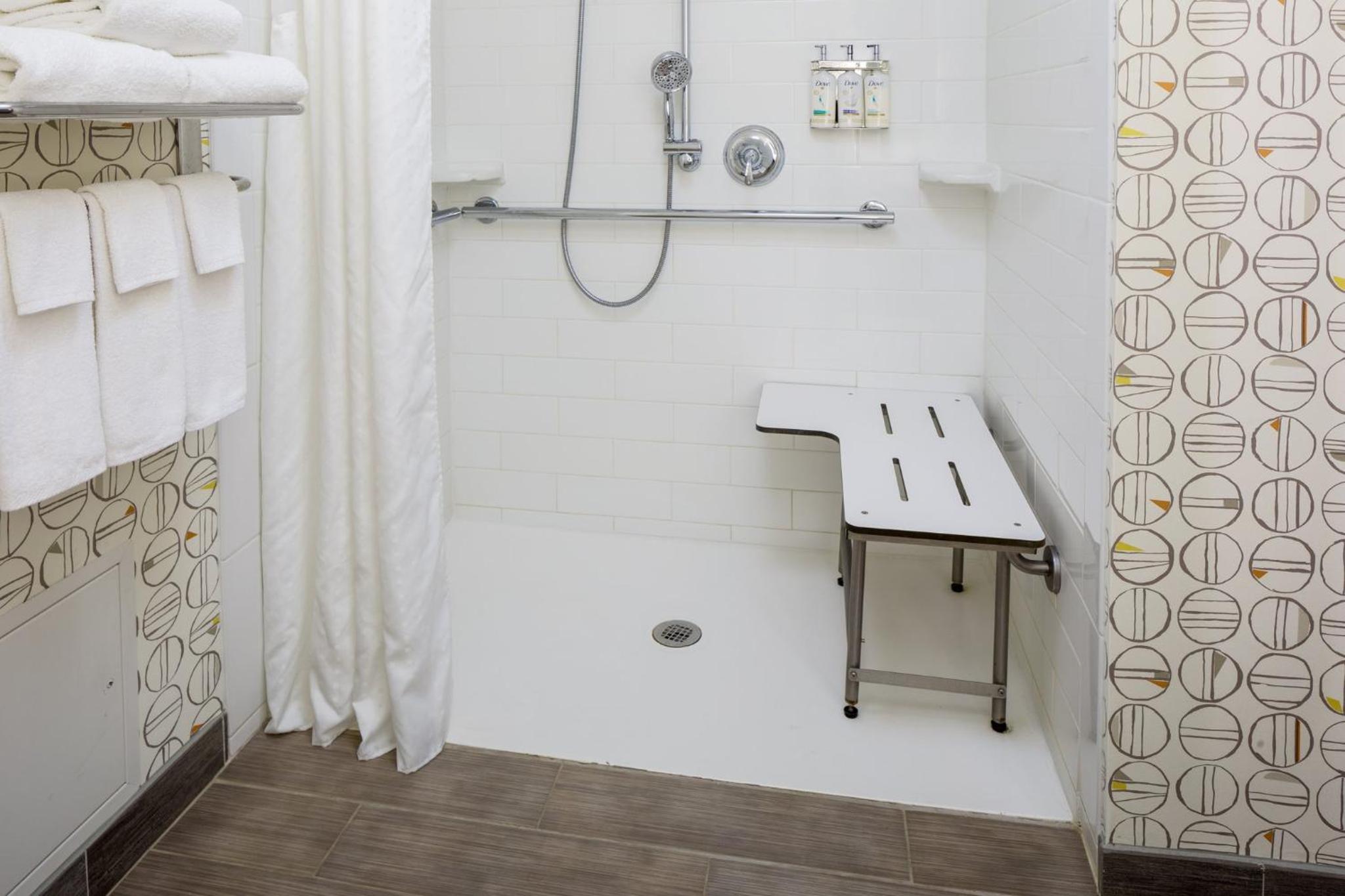 Twin Rom with Mobility Accessible Roll In Shower - Non-Smoking - Photo 3