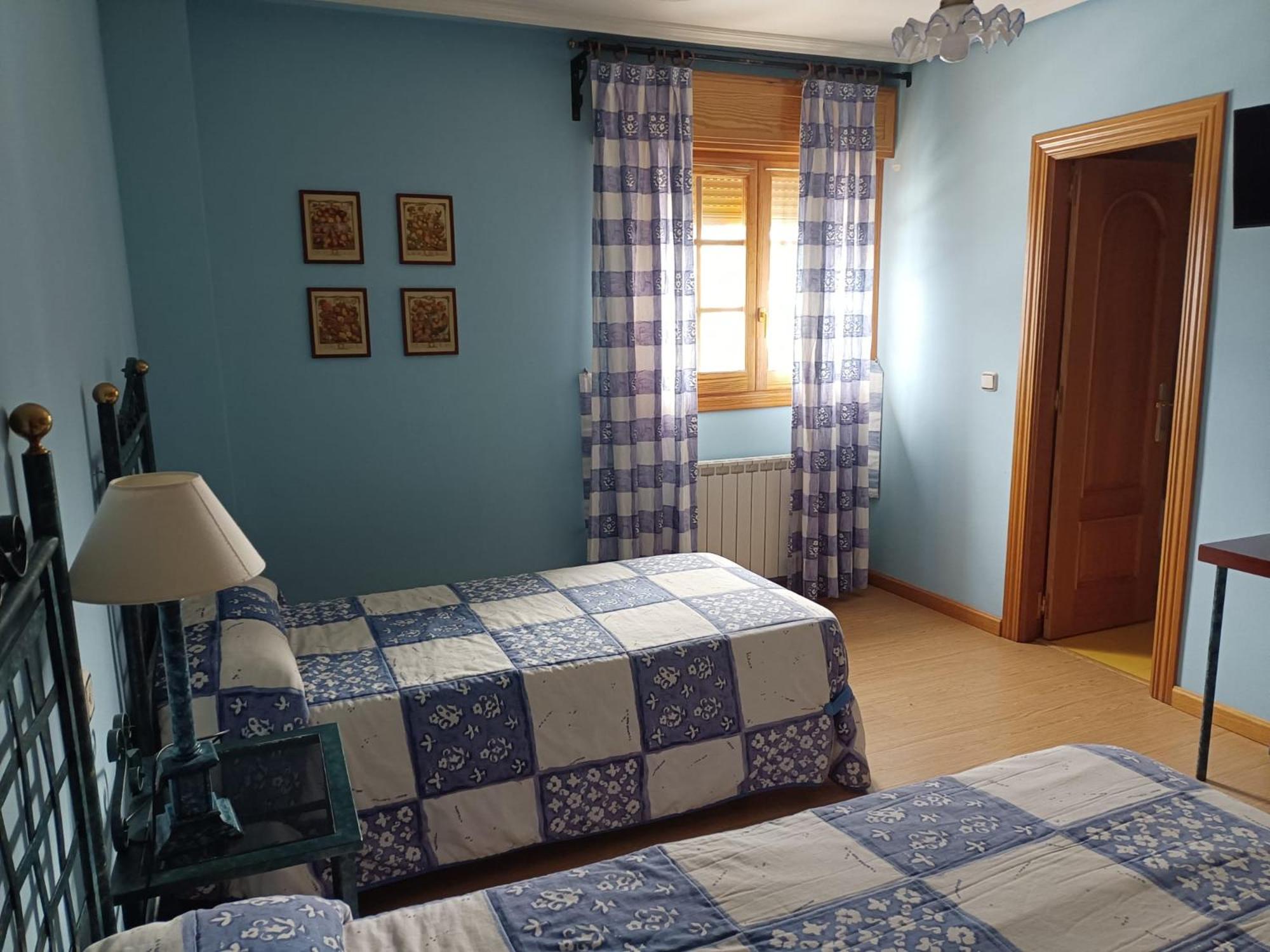 Twin Room - Photo 3