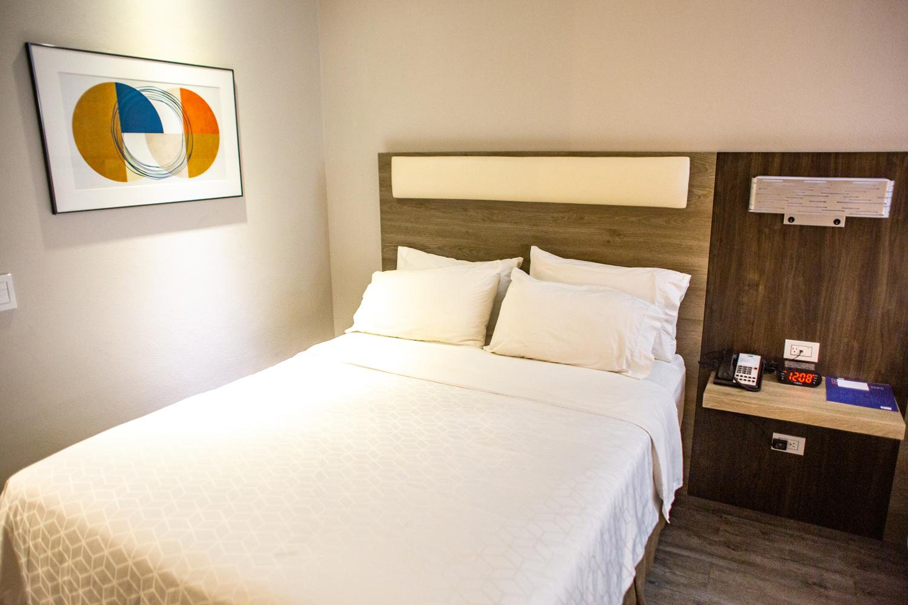 Standard Room with Two Queen Beds - Photo 2