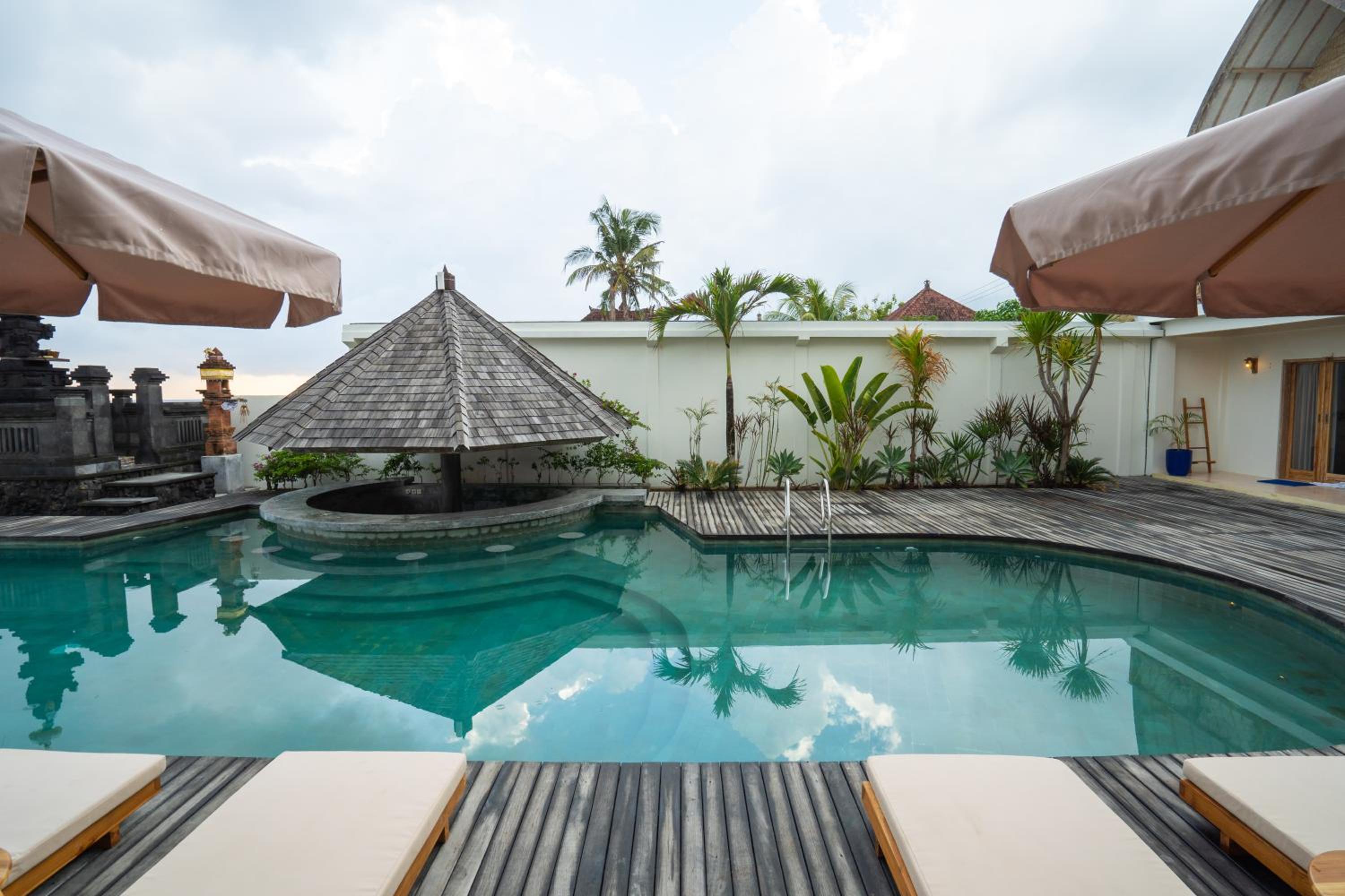 Deluxe Twin Pool View  photo 2