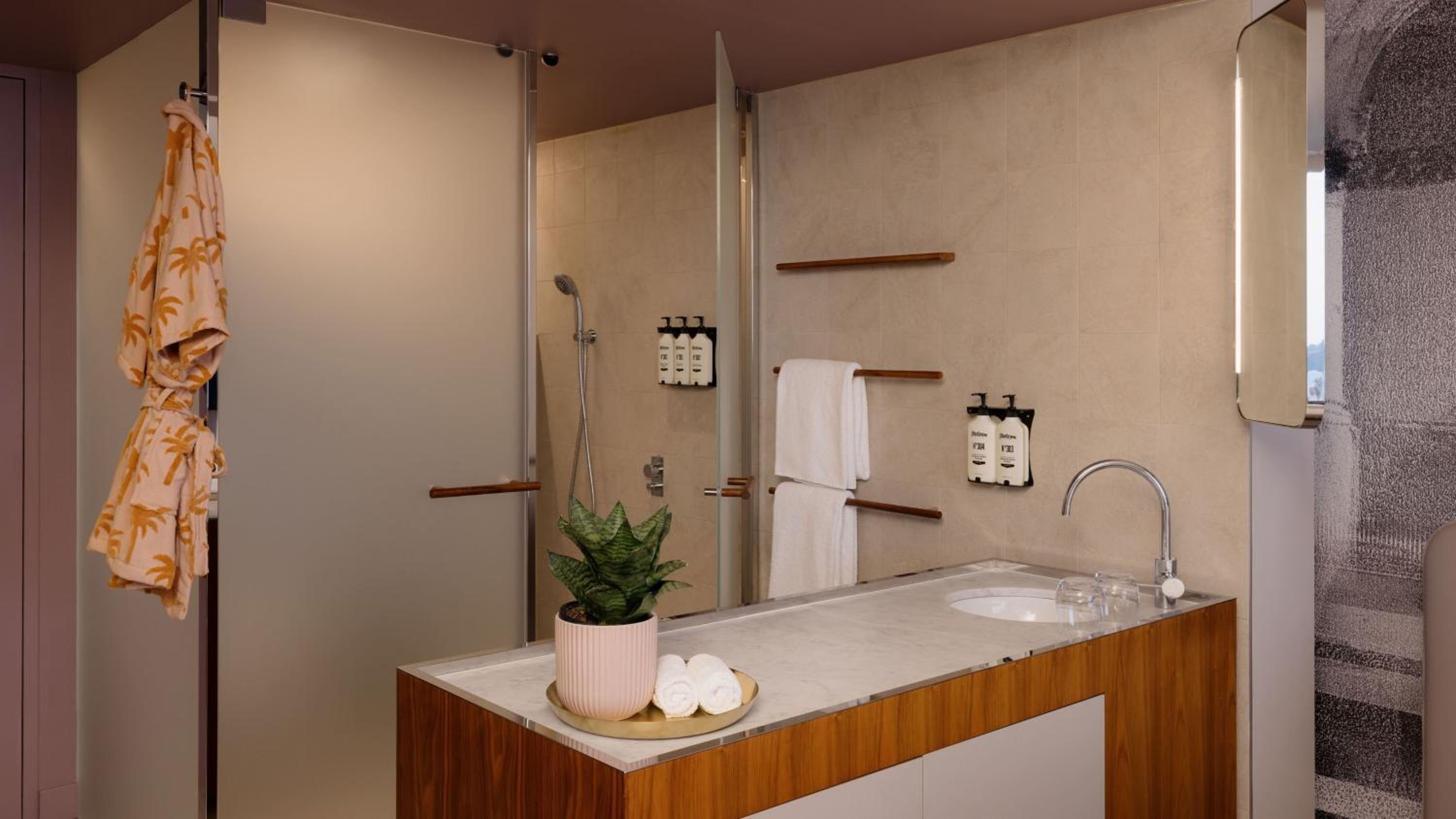 Standard King Room with Neighborhood View thumbnail 6