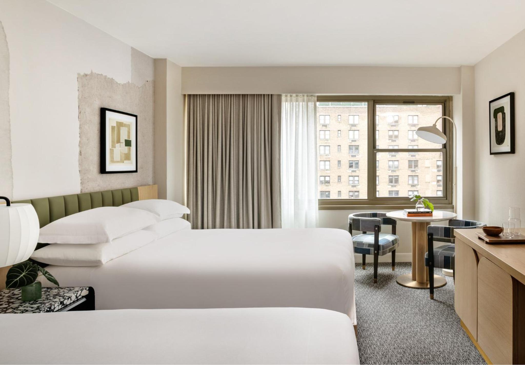 Queen Room with Two Queen Beds - Executive Level - Non-Smoking thumbnail 6