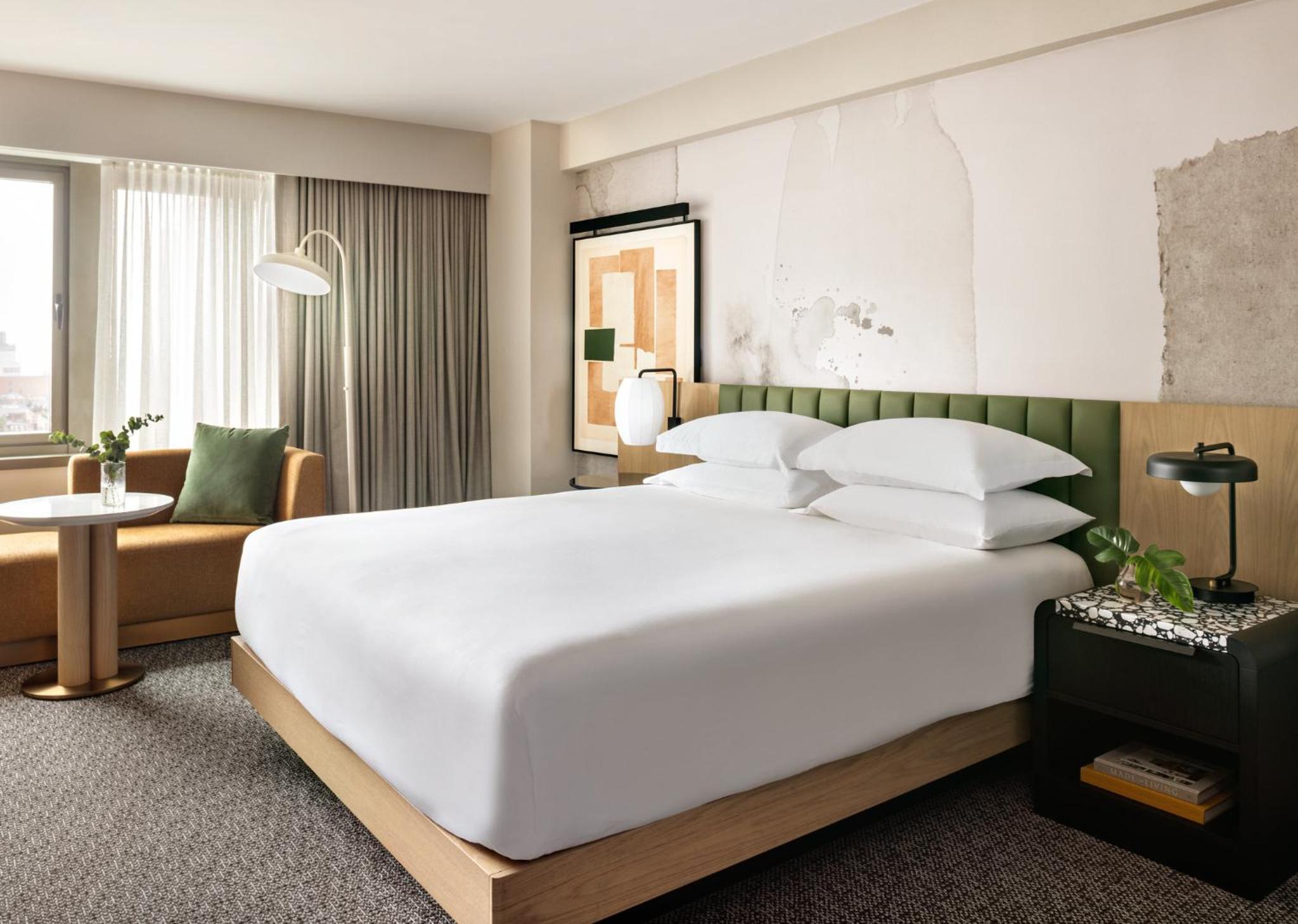 Essential King Room with Tub - Mobility Accessible