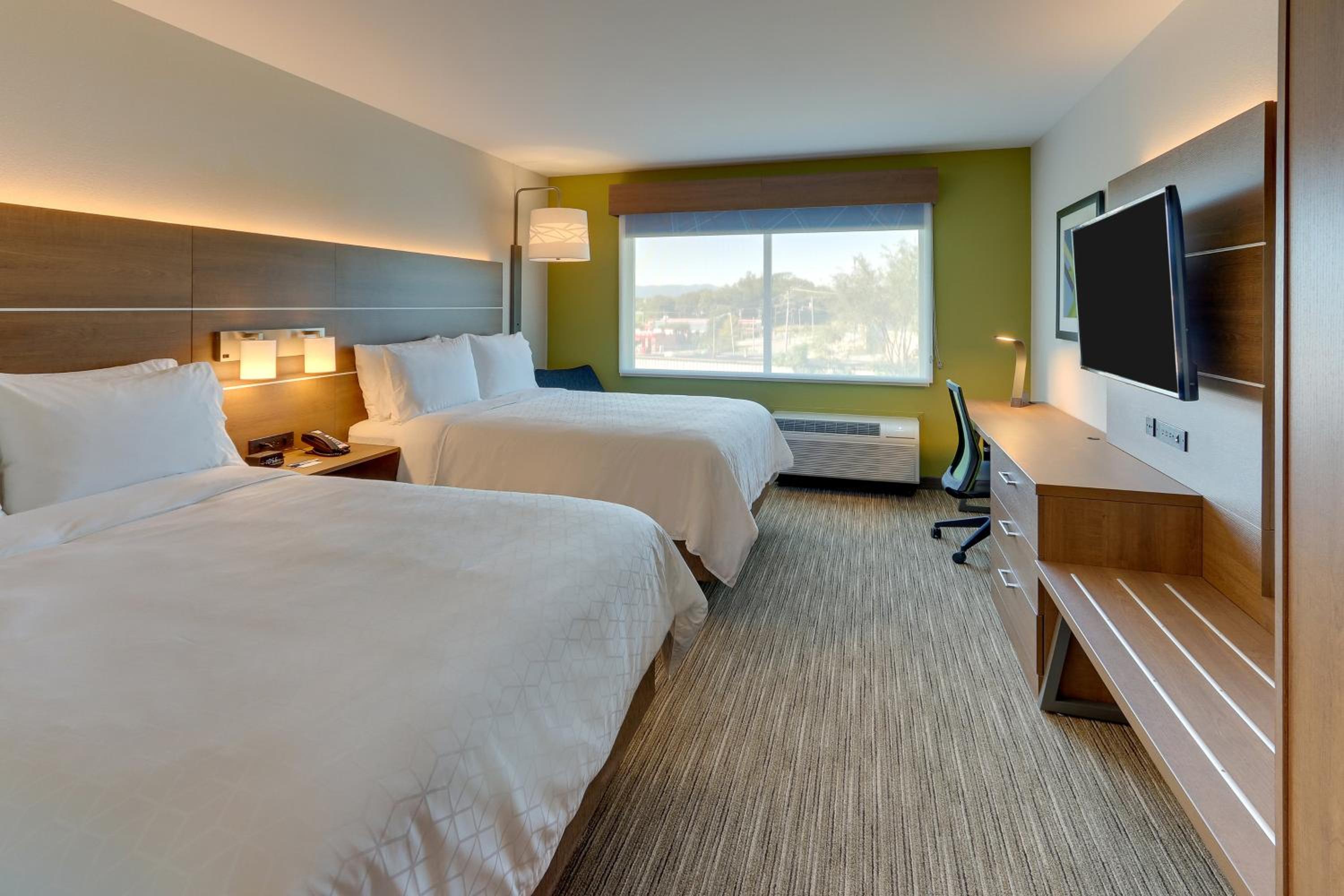 Standard Room with Two Queen Beds - Photo 15