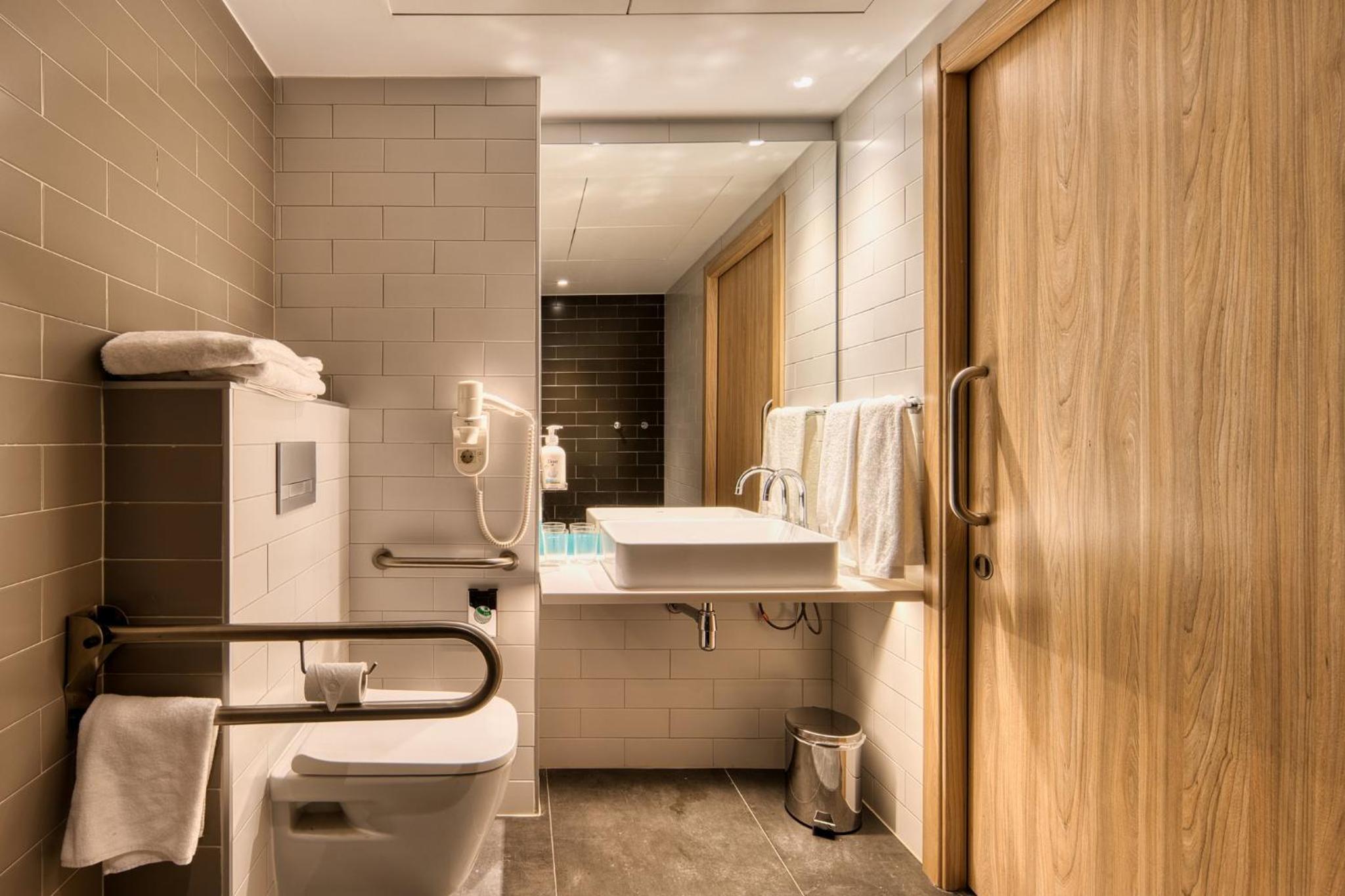 Standard Queen Room - Accessible with Free Breakfast - Photo 13