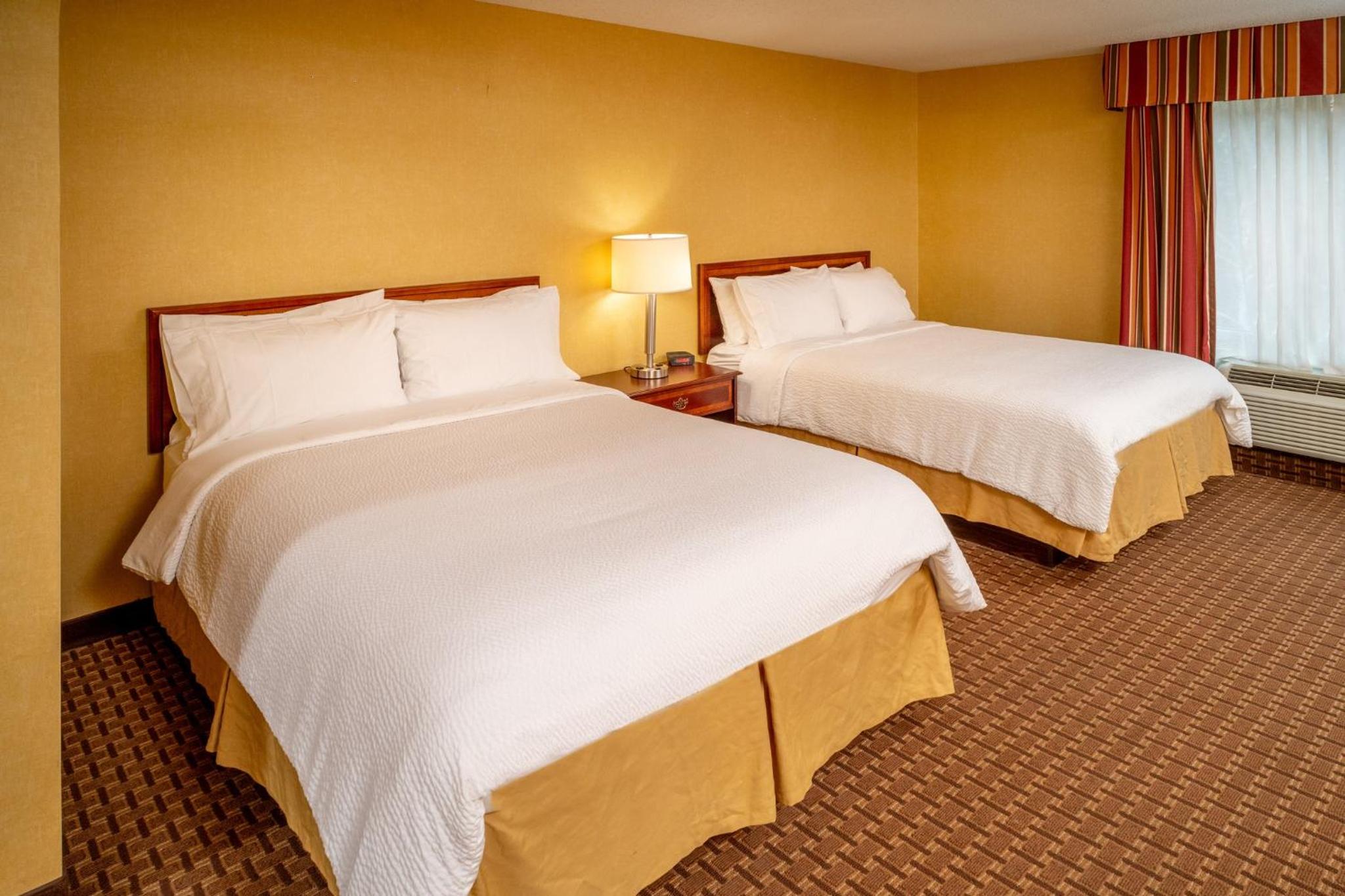 Standard Queen Room with Two Queen Beds - Photo 8