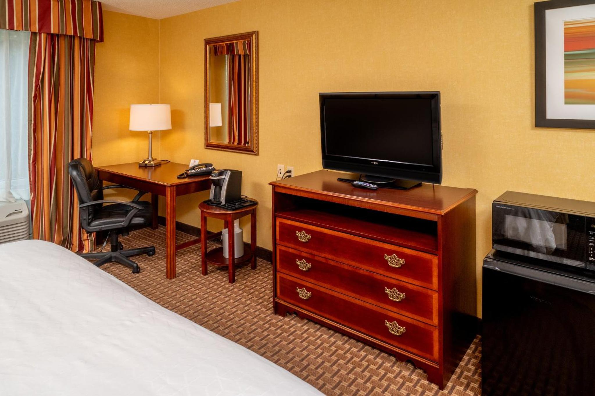 Standard King Room - Photo 9