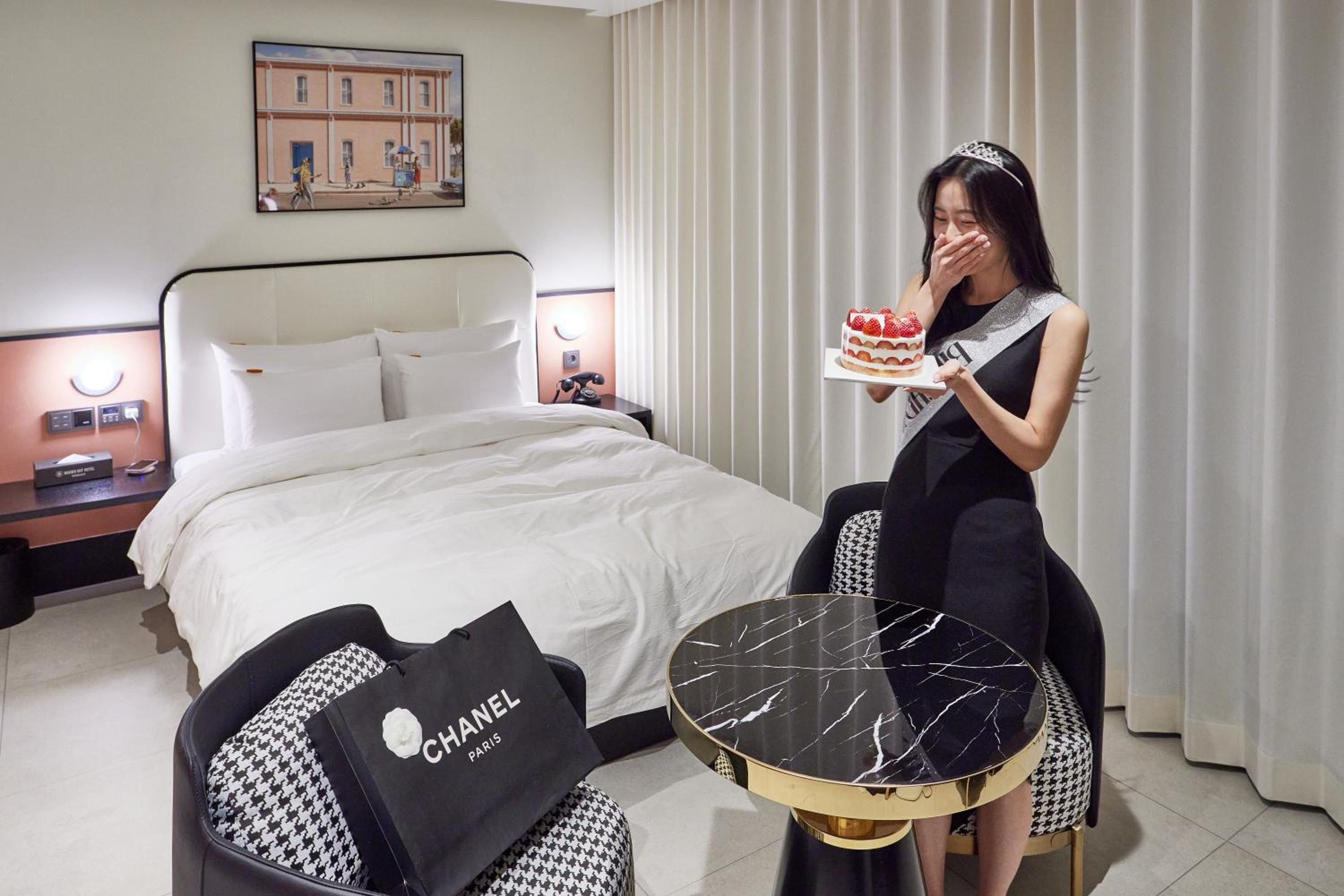 Deluxe Double Room - High Floor with Late Checkin 6PM & Checkout 2PM - Photo 3