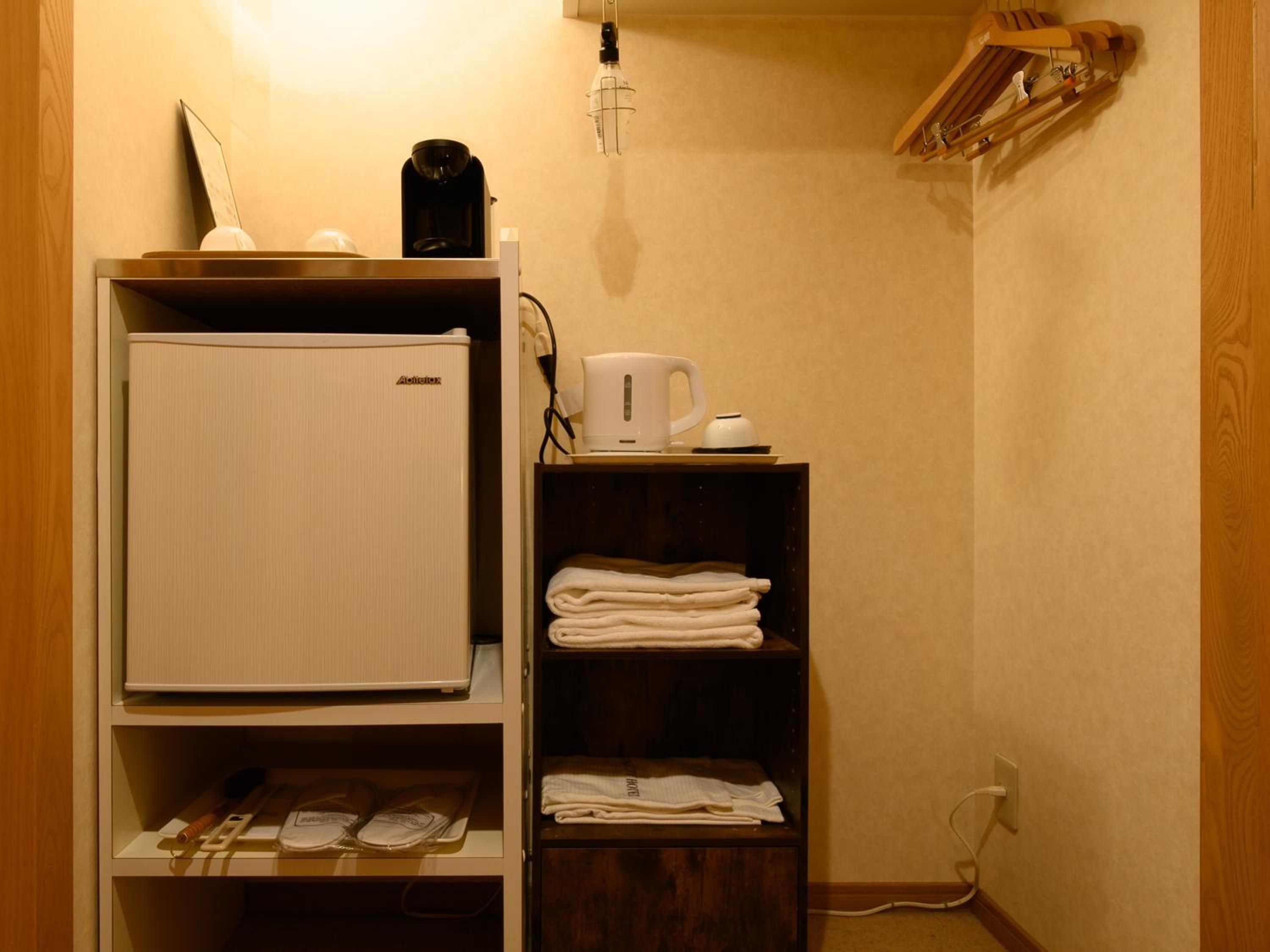 Twin Room - Smoking - Photo 11