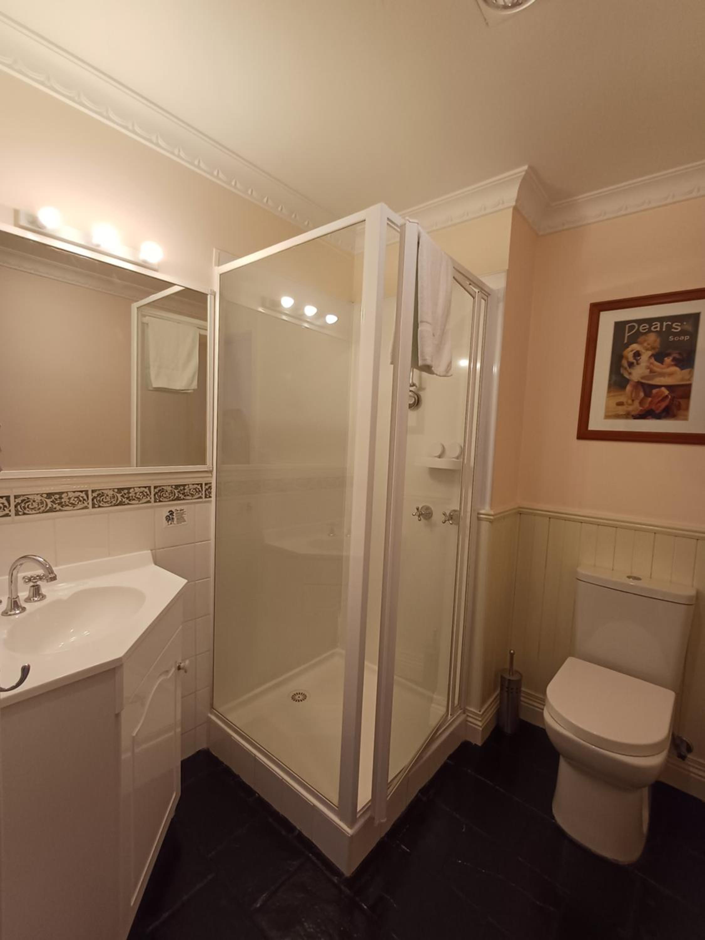 Premium Twin Room - Photo 3