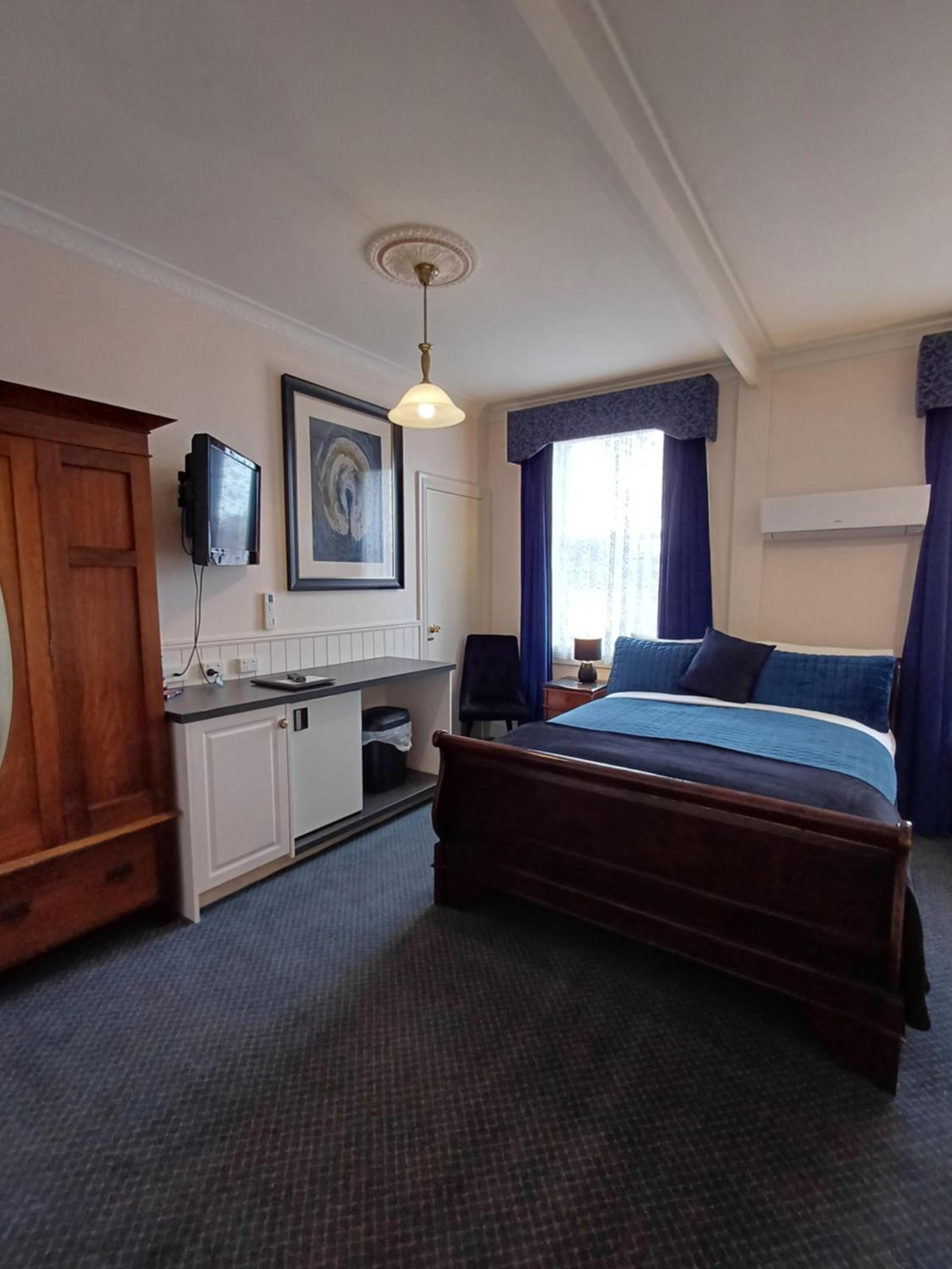 Premium Twin Room - Photo 4