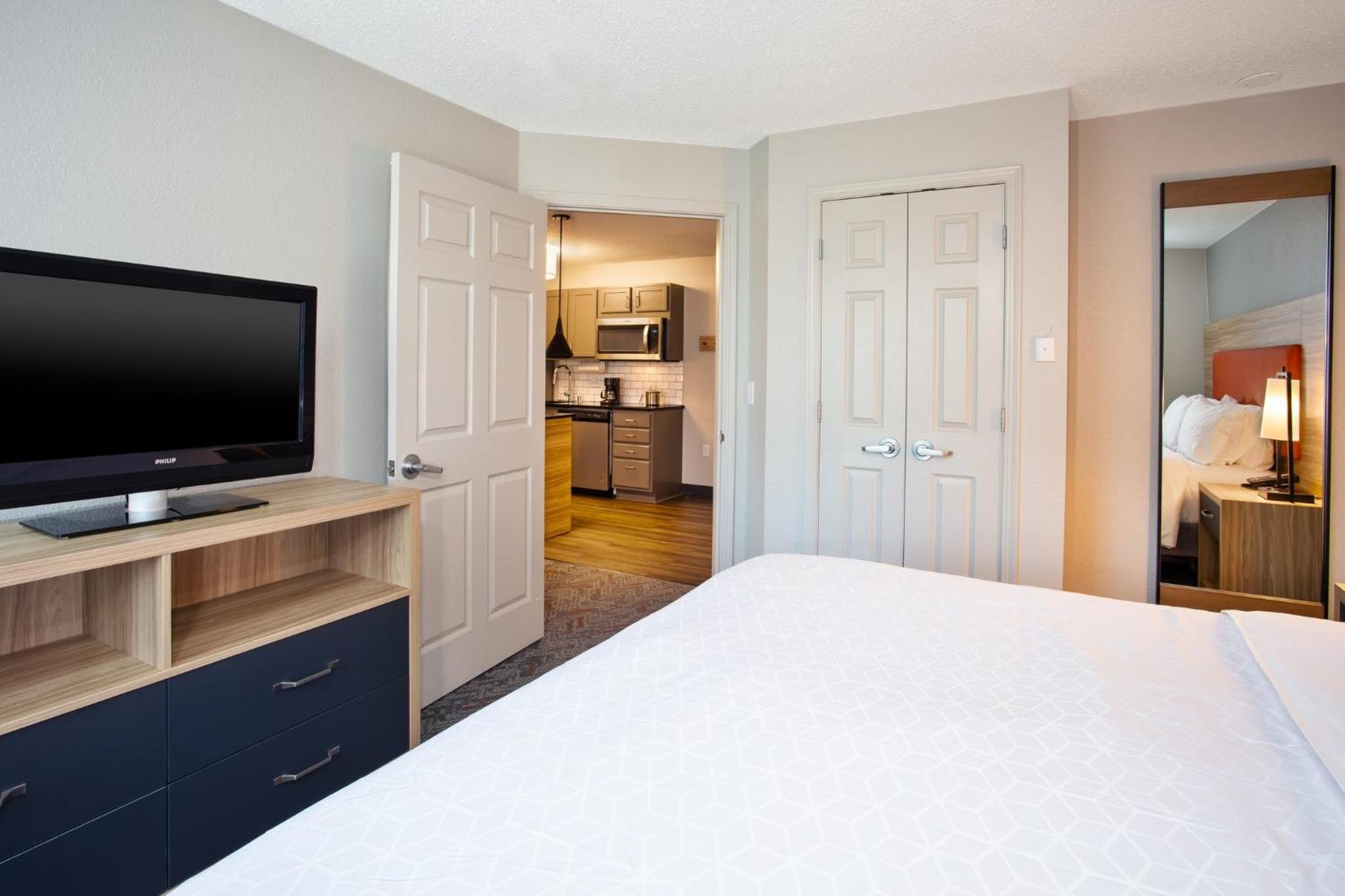 One-Bedroom Suite - Photo 4