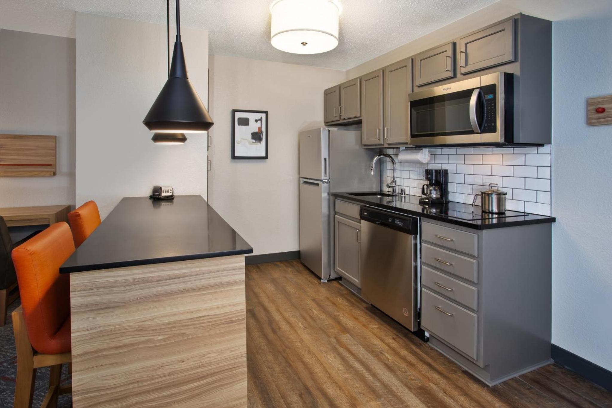 One-Bedroom Suite - Photo 5