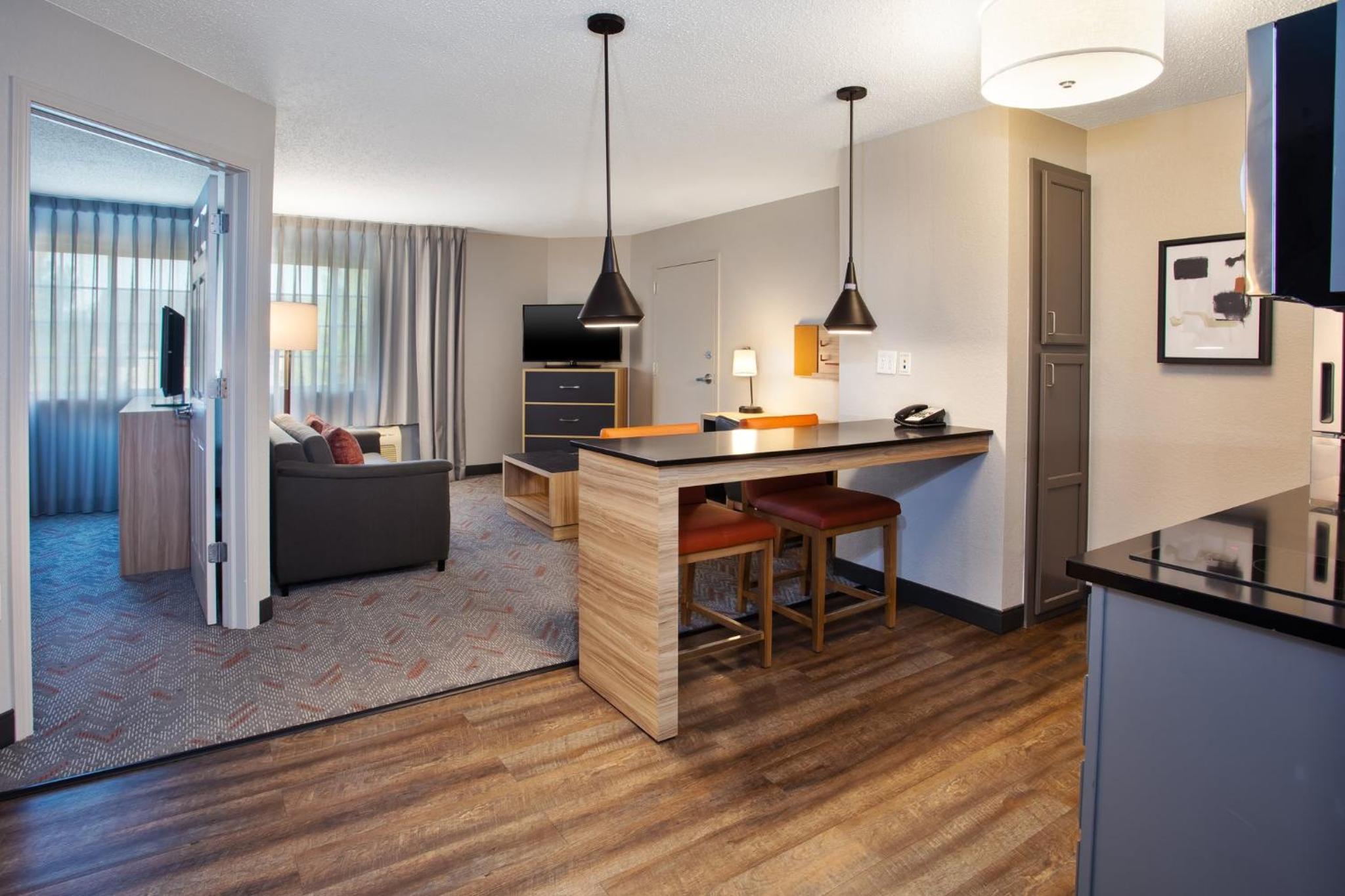 One-Bedroom Suite - Photo 3