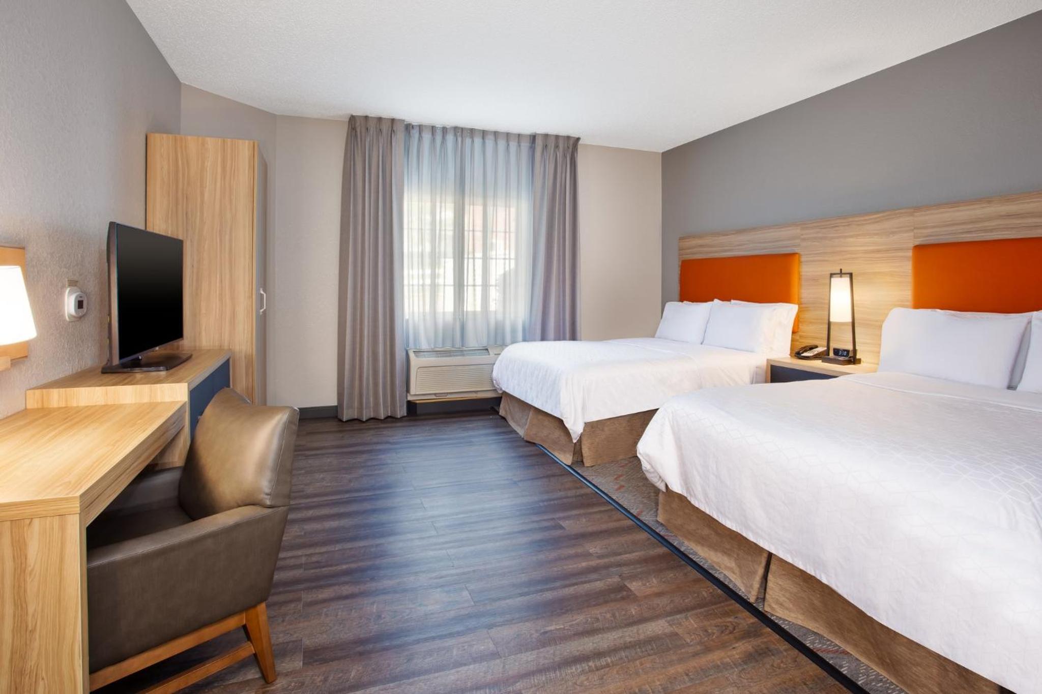 Studio Queen Suite with Two Queen Beds and Mobility Accessible Transfer Shower - Photo 4