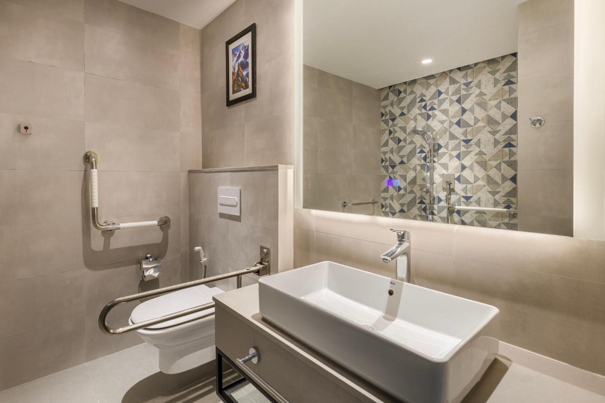 Standard Queen Room - Accessible - Photo 9
