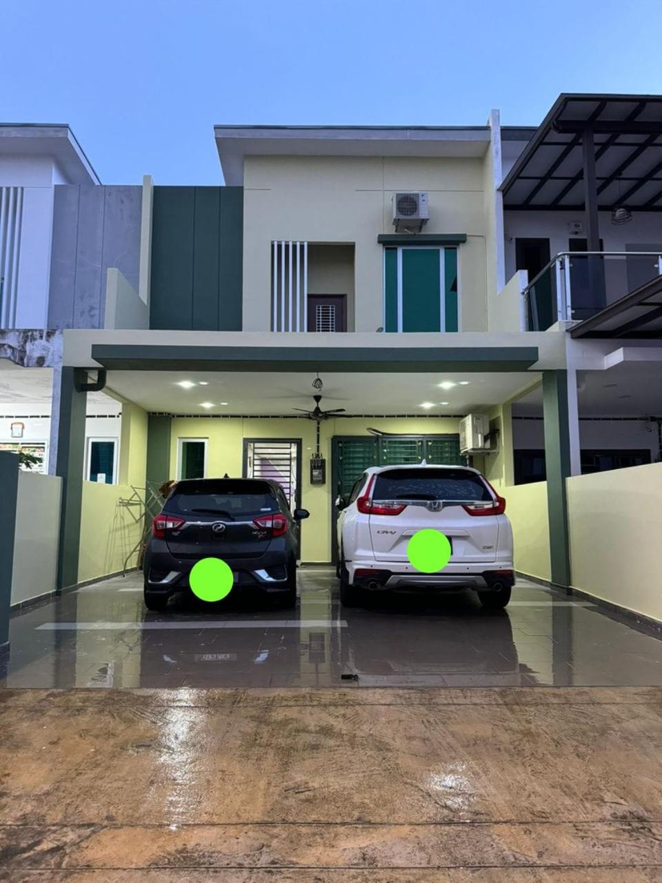 Five-Bedroom House photo 1