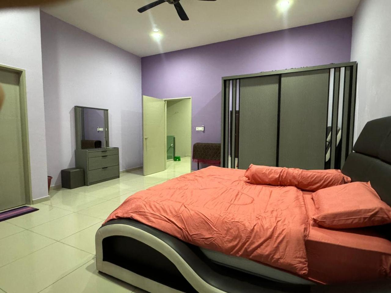 Five-Bedroom House photo 2